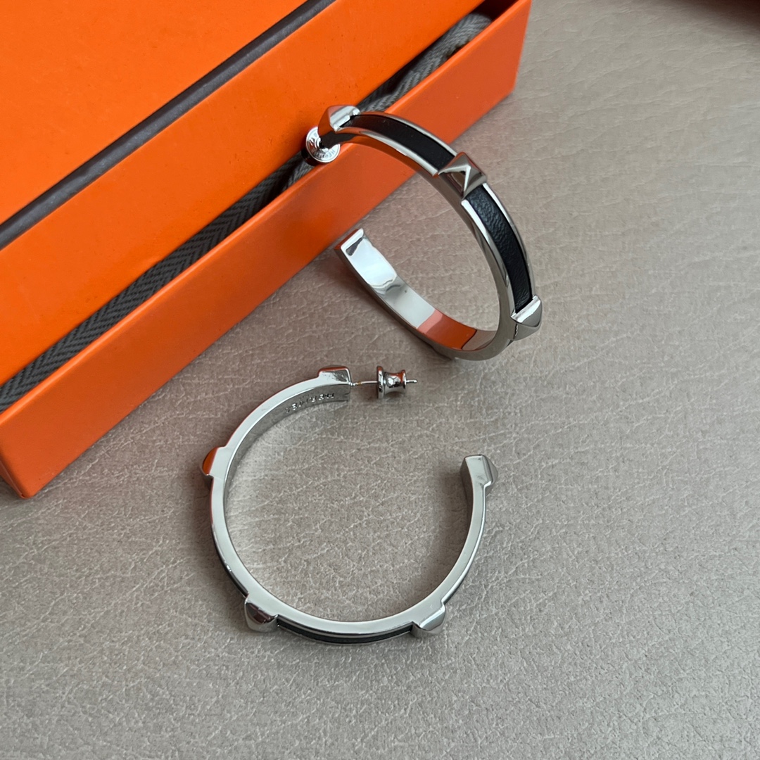 【】Hermes 爱马仕 🌟牛皮 耳钉🌟重磅新品火爆网络 简约大方，时尚百搭。