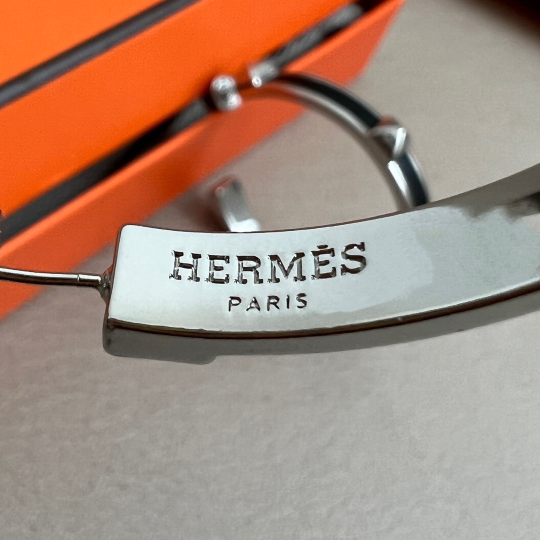 【】Hermes 爱马仕 🌟牛皮 耳钉🌟重磅新品火爆网络 简约大方，时尚百搭。