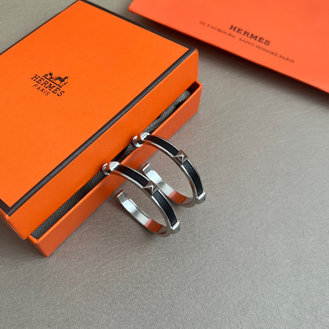 【】Hermes 爱马仕 🌟牛皮 耳钉🌟重磅新品火爆网络 简约大方，时尚百搭。