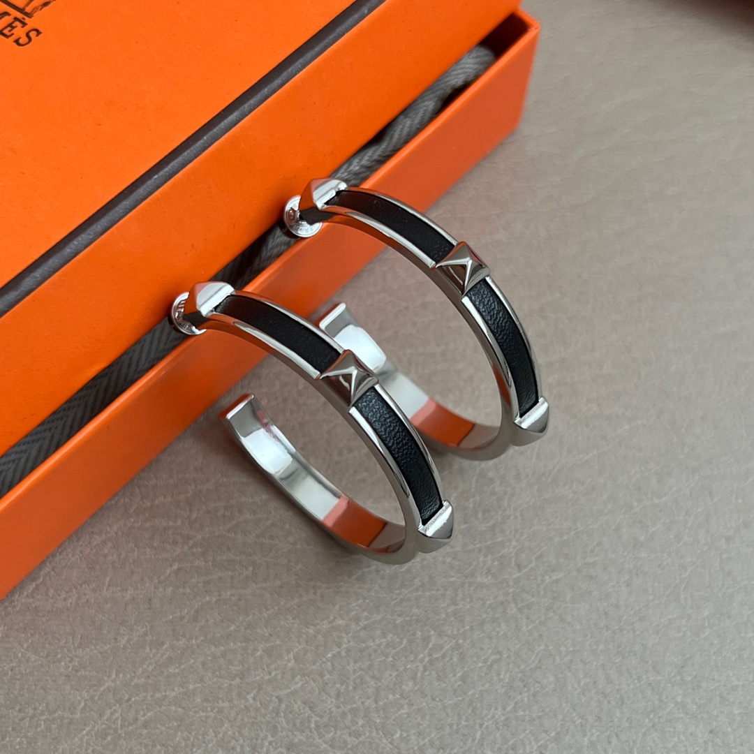 【】Hermes 爱马仕 🌟牛皮 耳钉🌟重磅新品火爆网络 简约大方，时尚百搭。