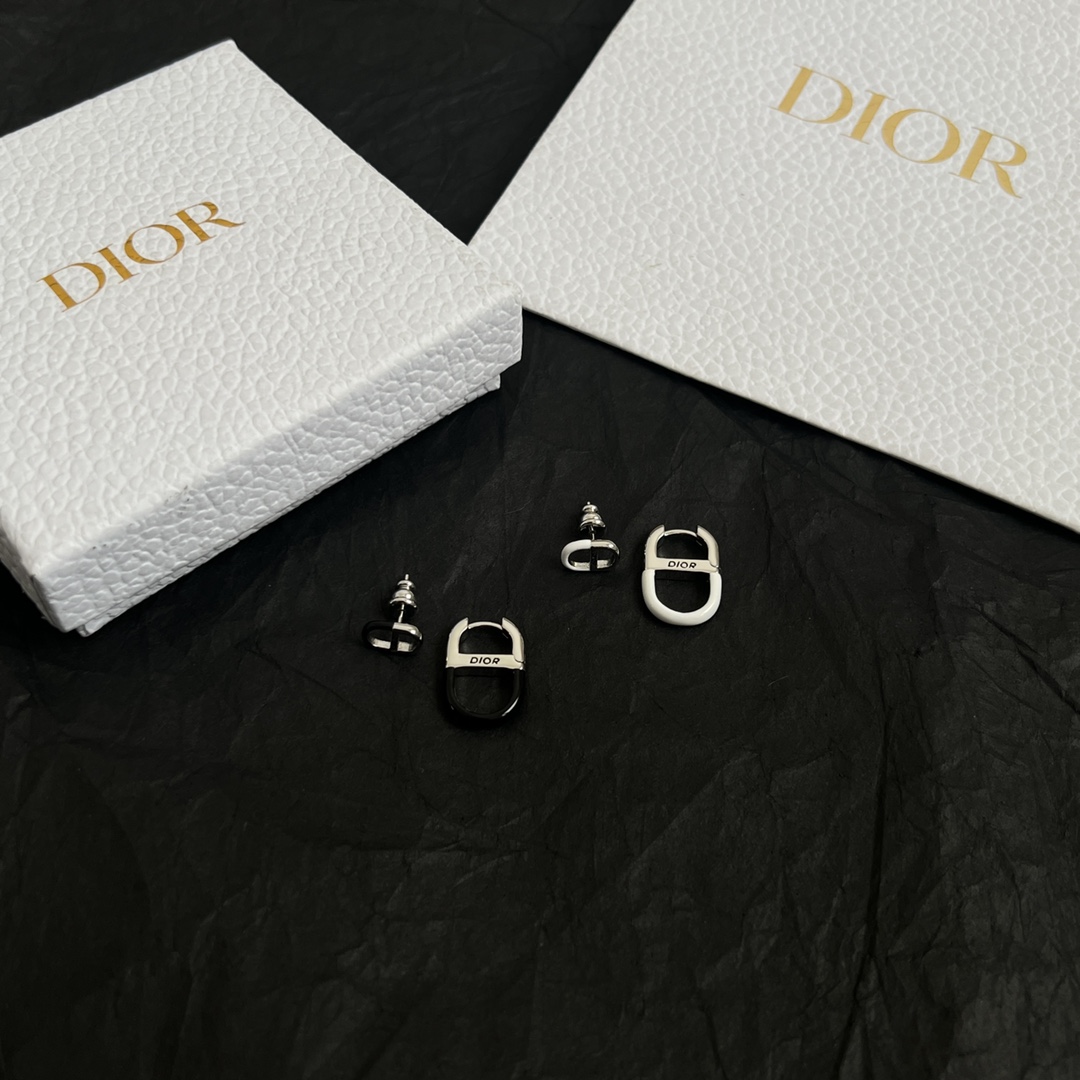 【】👑Dior 迪奥  中古 耳环 专柜一致上新 精选原版一致 黄铜材质 甜美气质高雅。