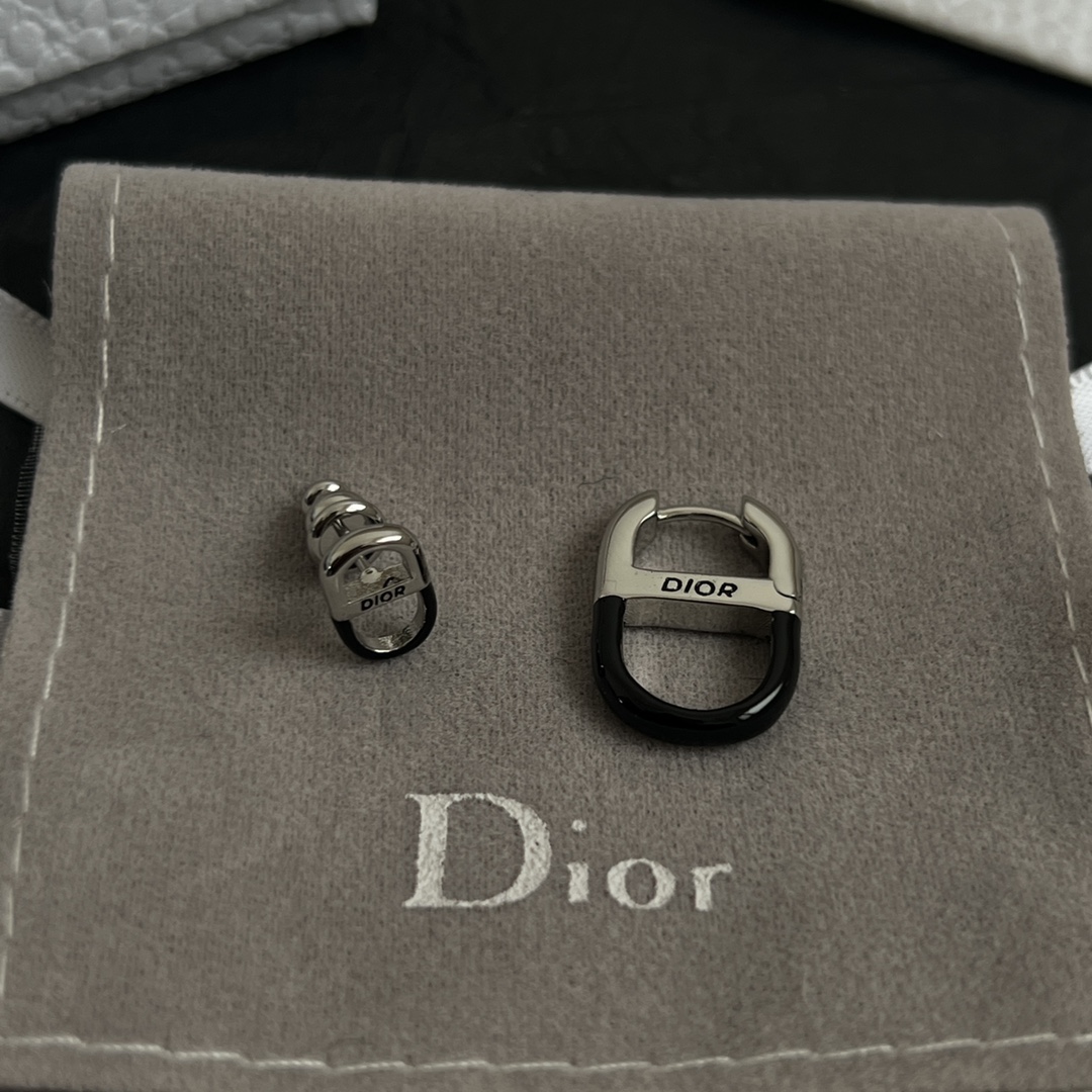 【】👑Dior 迪奥  中古 耳环 专柜一致上新 精选原版一致 黄铜材质 甜美气质高雅。