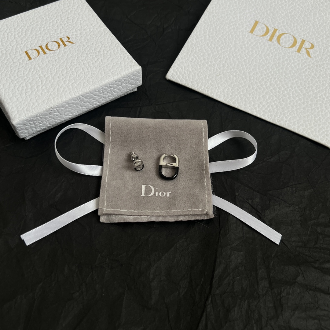 【】👑Dior 迪奥  中古 耳环 专柜一致上新 精选原版一致 黄铜材质 甜美气质高雅。
