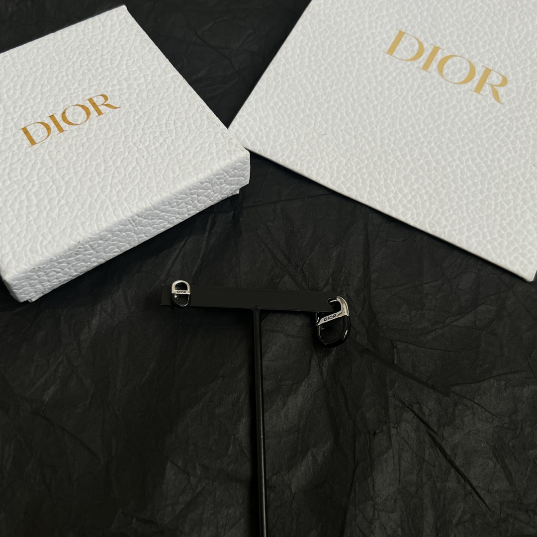 【】👑Dior 迪奥  中古 耳环 专柜一致上新 精选原版一致 黄铜材质 甜美气质高雅。