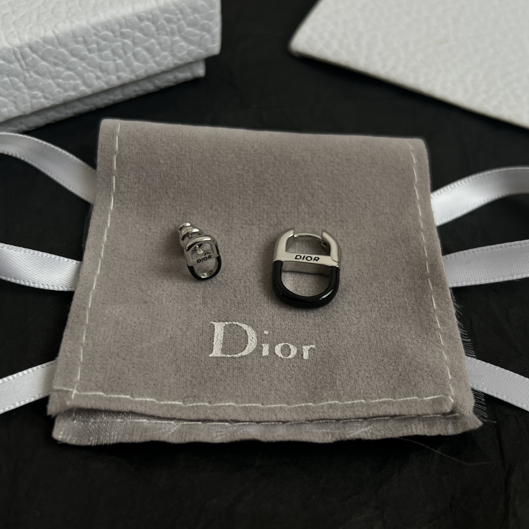 【】👑Dior 迪奥  中古 耳环 专柜一致上新 精选原版一致 黄铜材质 甜美气质高雅。