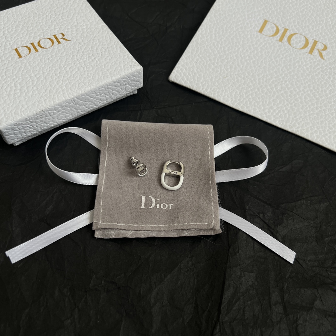 【】👑Dior 迪奥  中古 耳环 专柜一致上新 精选原版一致 黄铜材质 甜美气质高雅。