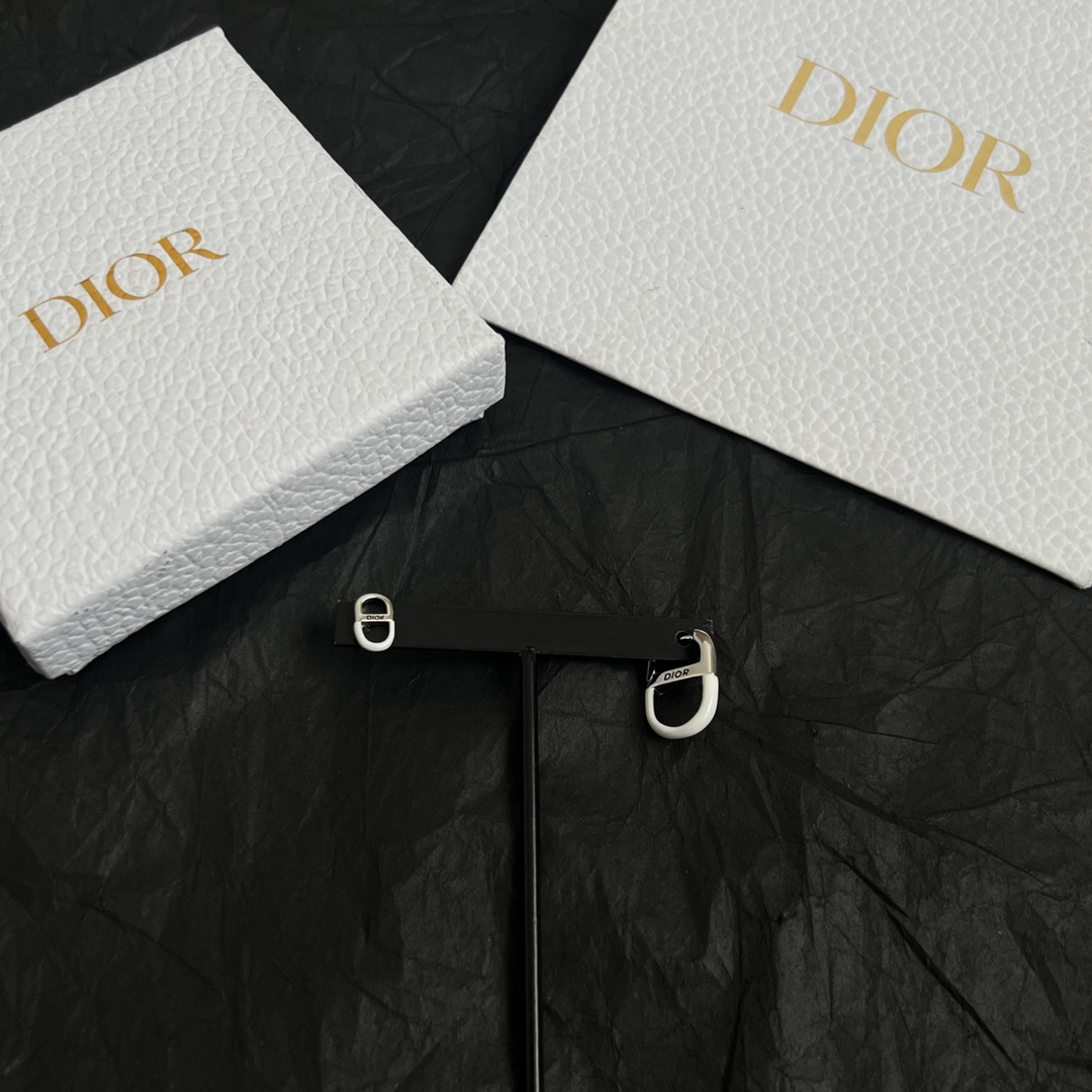 【】👑Dior 迪奥  中古 耳环 专柜一致上新 精选原版一致 黄铜材质 甜美气质高雅。