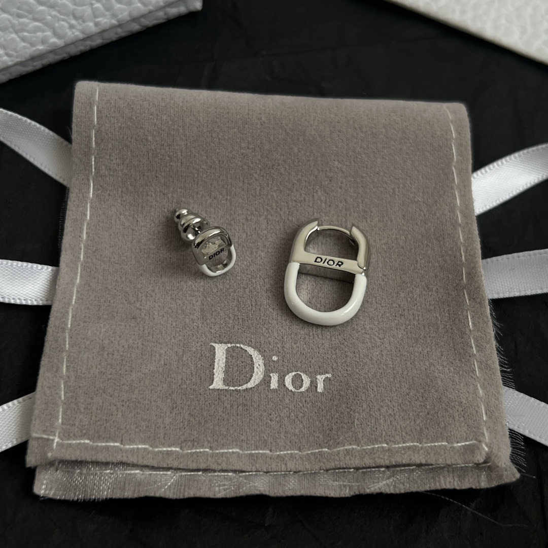 【】👑Dior 迪奥  中古 耳环 专柜一致上新 精选原版一致 黄铜材质 甜美气质高雅。