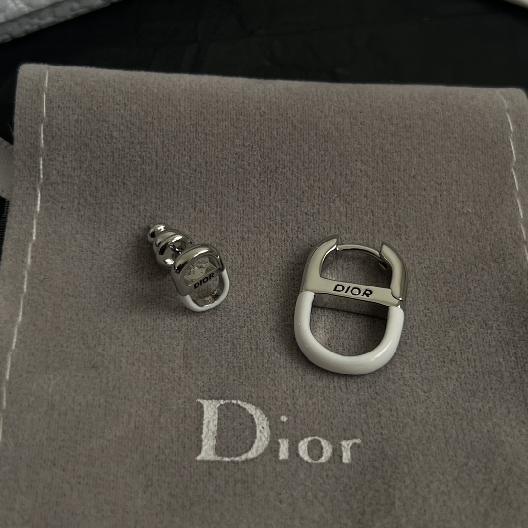 【】👑Dior 迪奥  中古 耳环 专柜一致上新 精选原版一致 黄铜材质 甜美气质高雅。