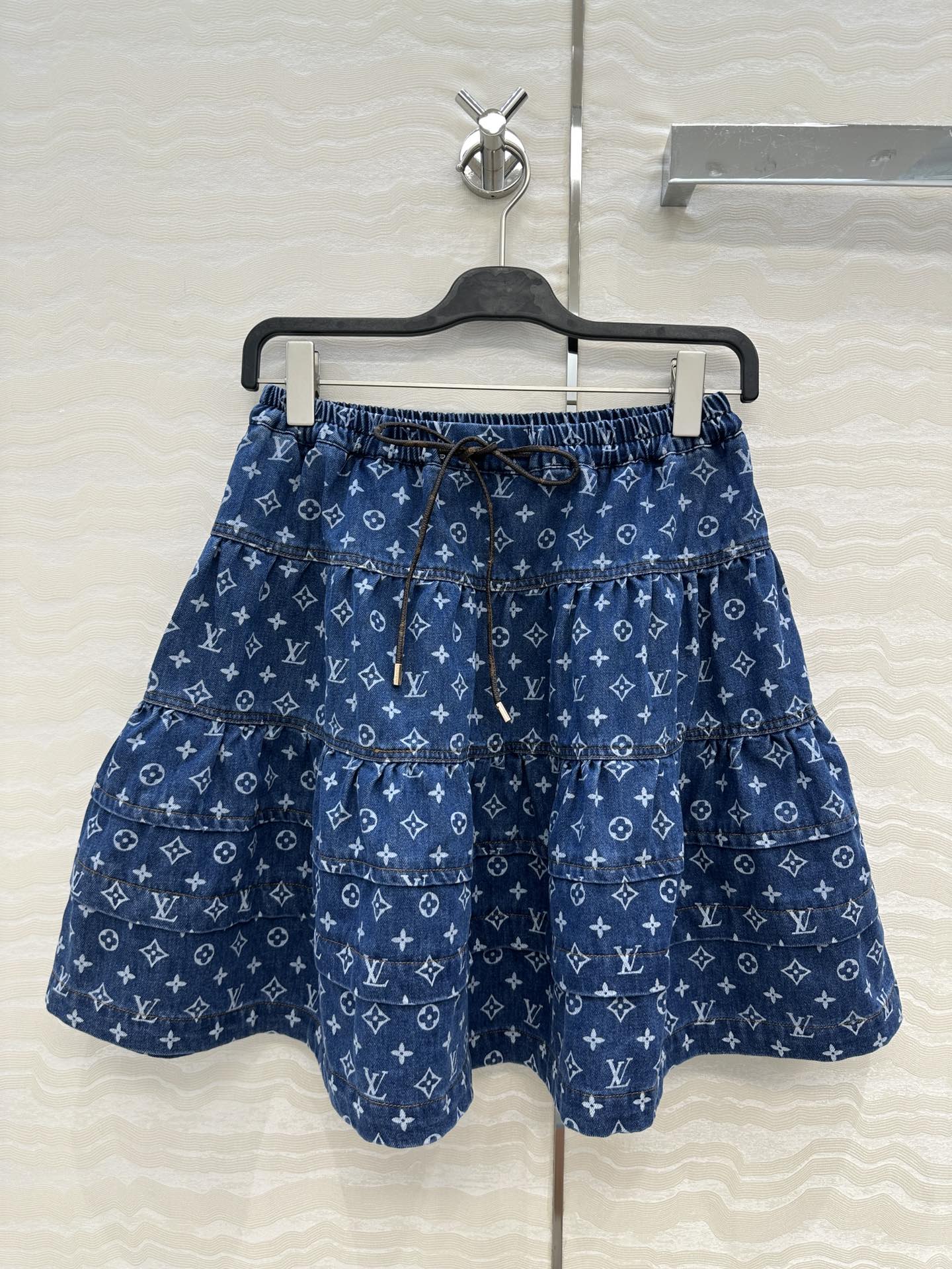 独家首发❤️爆单推荐，时髦精穿搭！MONOGRAM老花牛仔半裙，松紧腰设计层次感蛋糕裙减龄少女风，进口纯