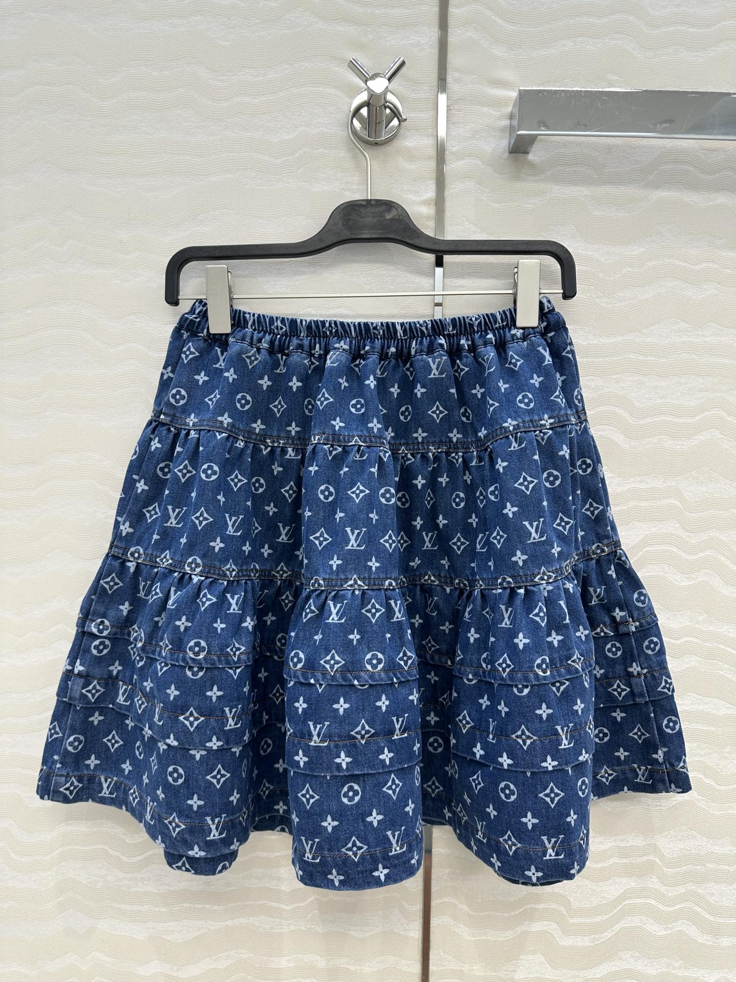 独家首发❤️爆单推荐，时髦精穿搭！MONOGRAM老花牛仔半裙，松紧腰设计层次感蛋糕裙减龄少女风，进口纯