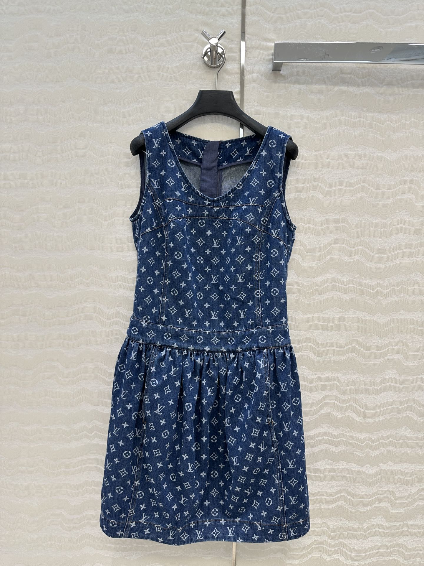 独家首发❤️爆单推荐，时髦精穿搭！MONOGRAM老花牛仔背心连衣裙，灯笼裙摆收腰设计减龄少女空搭！进口