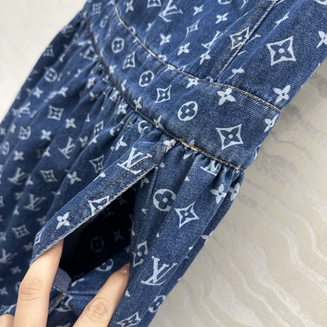 独家首发❤️爆单推荐，时髦精穿搭！MONOGRAM老花牛仔背心连衣裙，灯笼裙摆收腰设计减龄少女空搭！进口