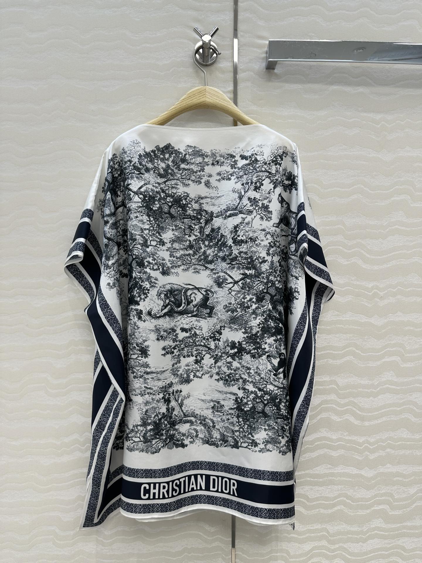 独家首发，原单品质❤️浪漫MissD度假风高级色调花㚏真丝斗篷披肩罩衫连衣裙！ 名媛气质 iviera动