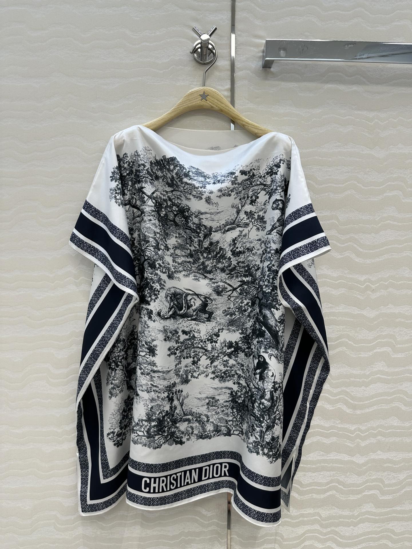 独家首发，原单品质❤️浪漫MissD度假风高级色调花㚏真丝斗篷披肩罩衫连衣裙！ 名媛气质 iviera动