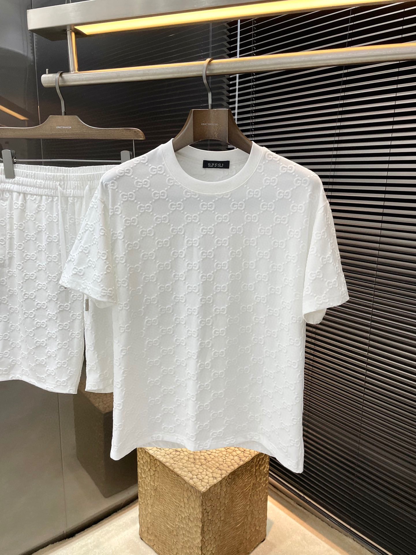 NO:449044,A set of P Gucci is recommended without selling it!  New products for spring 2025, full of style, very good-looking, and absolutely awesome!  Fashionable and trendy suit. It uses imported mercerized cotton fabric, with good comfort and exquisite turning!  A casual and handsome European and American tone!  Smooth and neat, with a crisp and stylish upper body, fashionable and handsome, and a full-size handsome image!  Size M-3XL, gucci, gucci, alexander wang19860909一套不拆卖P  Gucci（古驰）重磅推荐！2025春季新品 十足腔调 上身非常的赞 超有型 绝对是吸引回头率的利器！时尚潮流套装.采用进口丝光棉面料,舒适度好,车工精湛！随性帅气的欧美调调！流畅利落 上身挺括有型,时尚又帅气,十足的型男形象！尺码 M-3XL,,gucci,gucci,alexander wang,Men's clothing