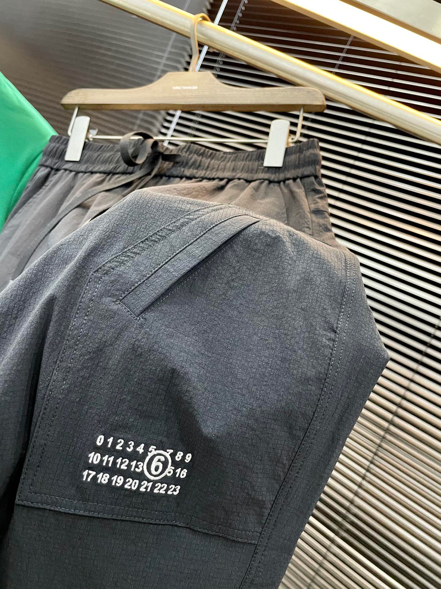 “MM6 Maison Margiela Spring 2025 Leisure Pants: Comfortable, Customizable, High-End Spring Style” - 图片 3