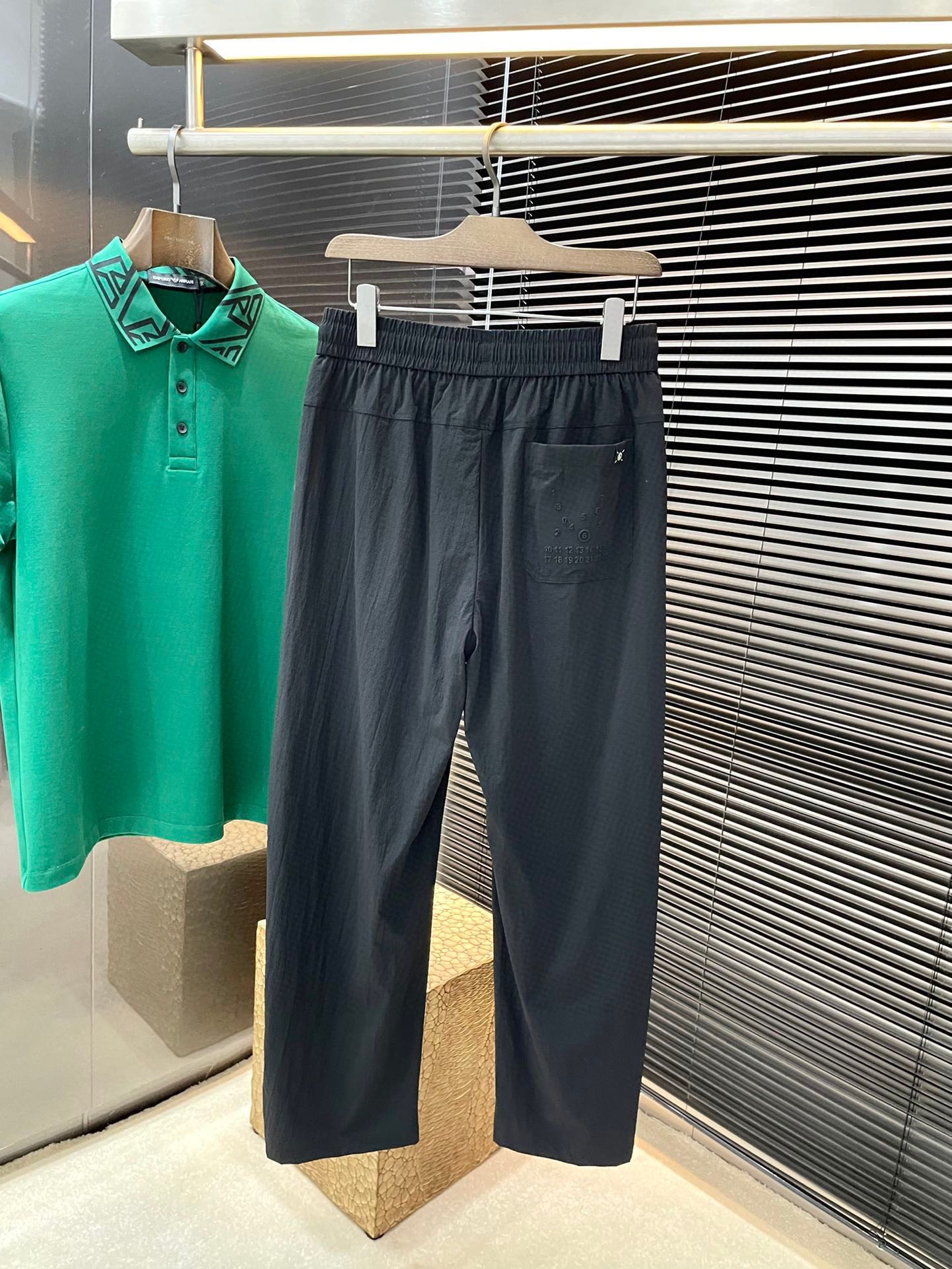 “MM6 Maison Margiela Spring 2025 Leisure Pants: Comfortable, Customizable, High-End Spring Style” - 图片 9