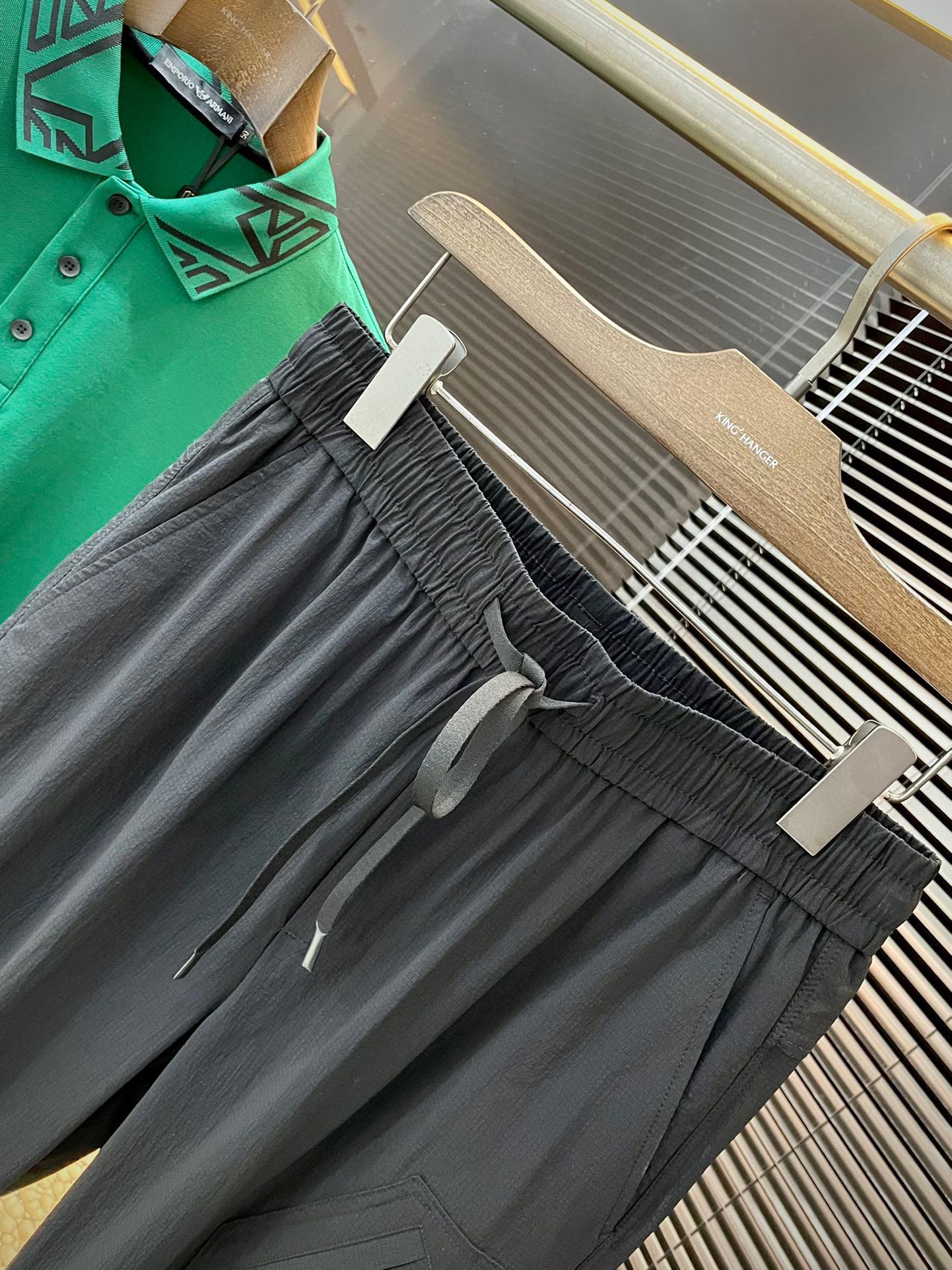 “MM6 Maison Margiela Spring 2025 Leisure Pants: Comfortable, Customizable, High-End Spring Style” - 图片 2