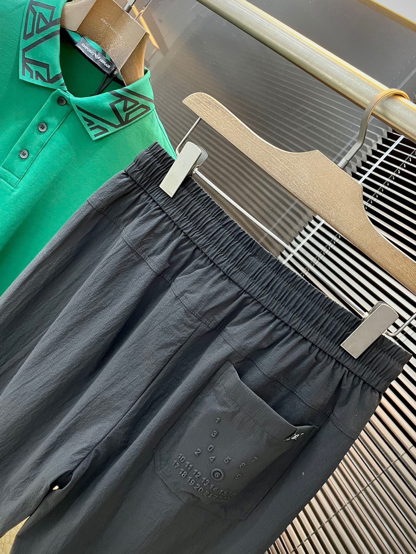 “MM6 Maison Margiela Spring 2025 Leisure Pants: Comfortable, Customizable, High-End Spring Style” - 图片 8