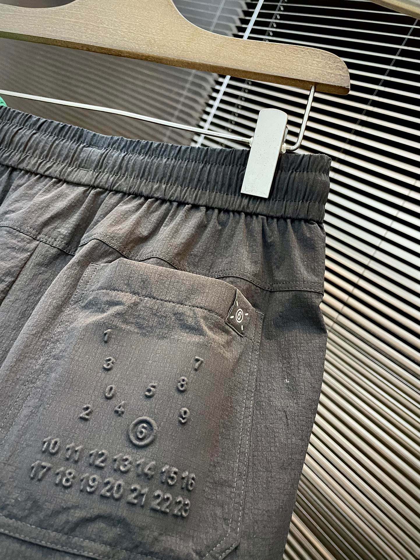 “MM6 Maison Margiela Spring 2025 Leisure Pants: Comfortable, Customizable, High-End Spring Style” - 图片 7