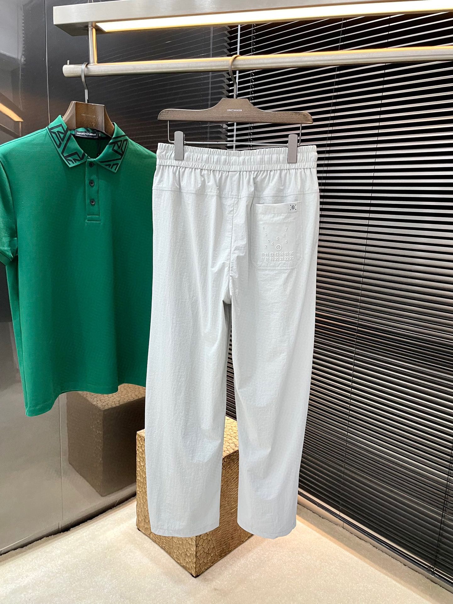 “MM6 Magella Spring 2025: High-End Leisure Pants with Curry Fabric Comfort” - 图片 9
