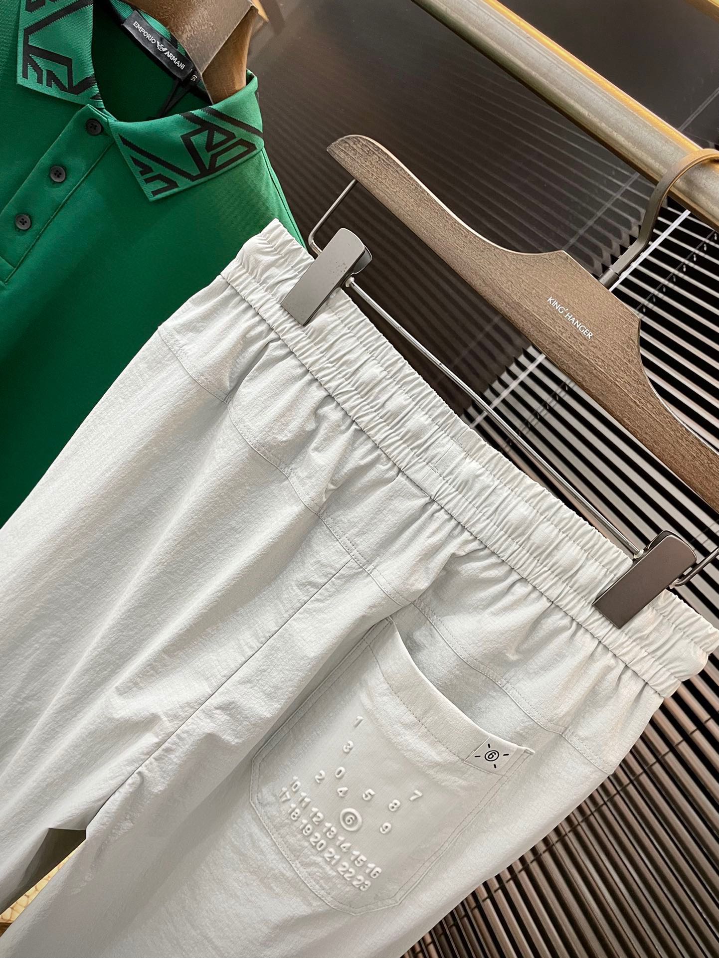 “MM6 Magella Spring 2025: High-End Leisure Pants with Curry Fabric Comfort” - 图片 8