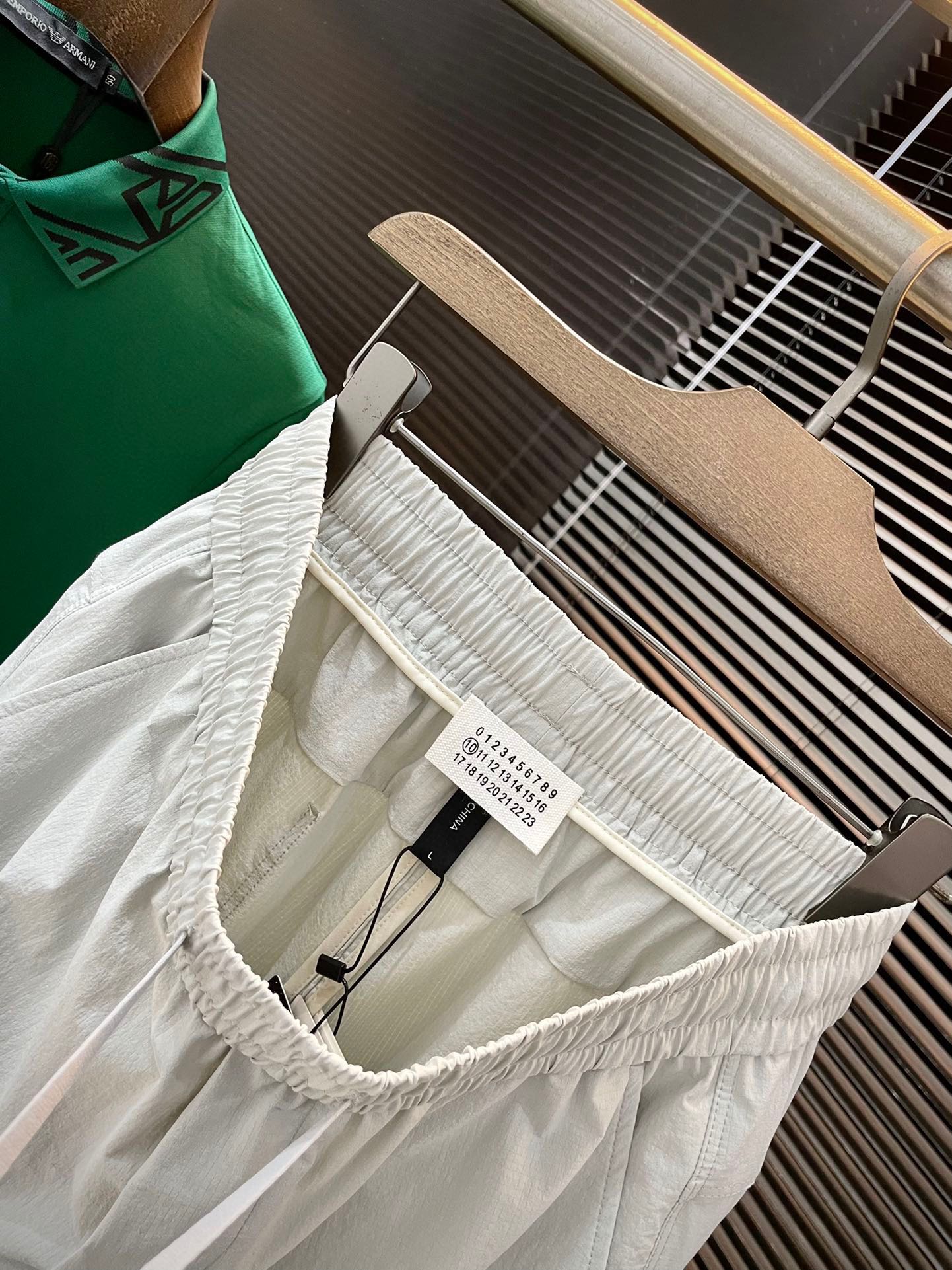 “MM6 Magella Spring 2025: High-End Leisure Pants with Curry Fabric Comfort” - 图片 6