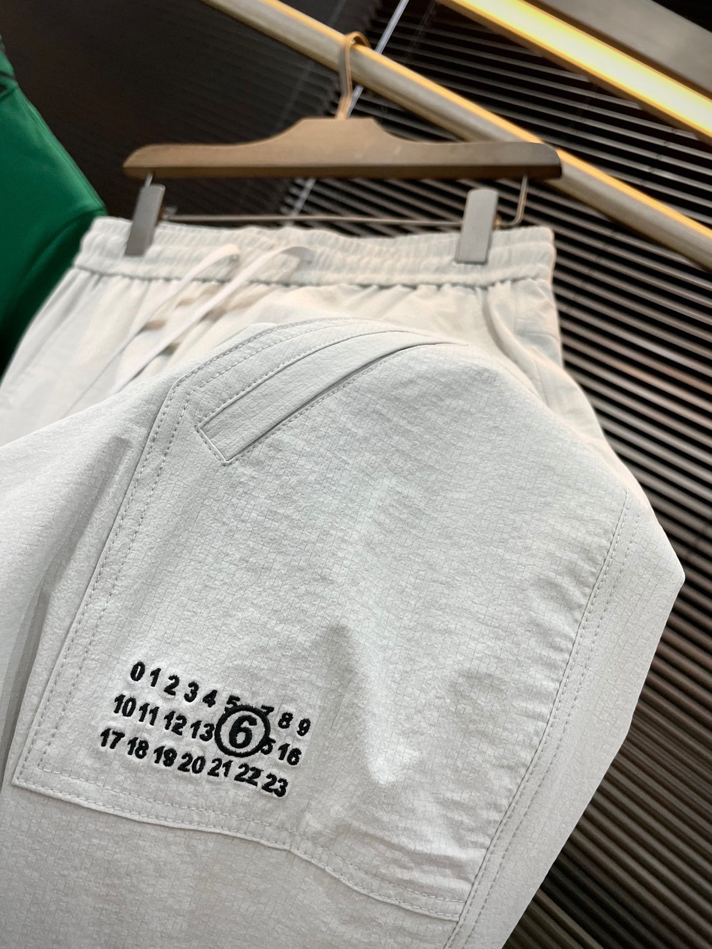 “MM6 Magella Spring 2025: High-End Leisure Pants with Curry Fabric Comfort” - 图片 3