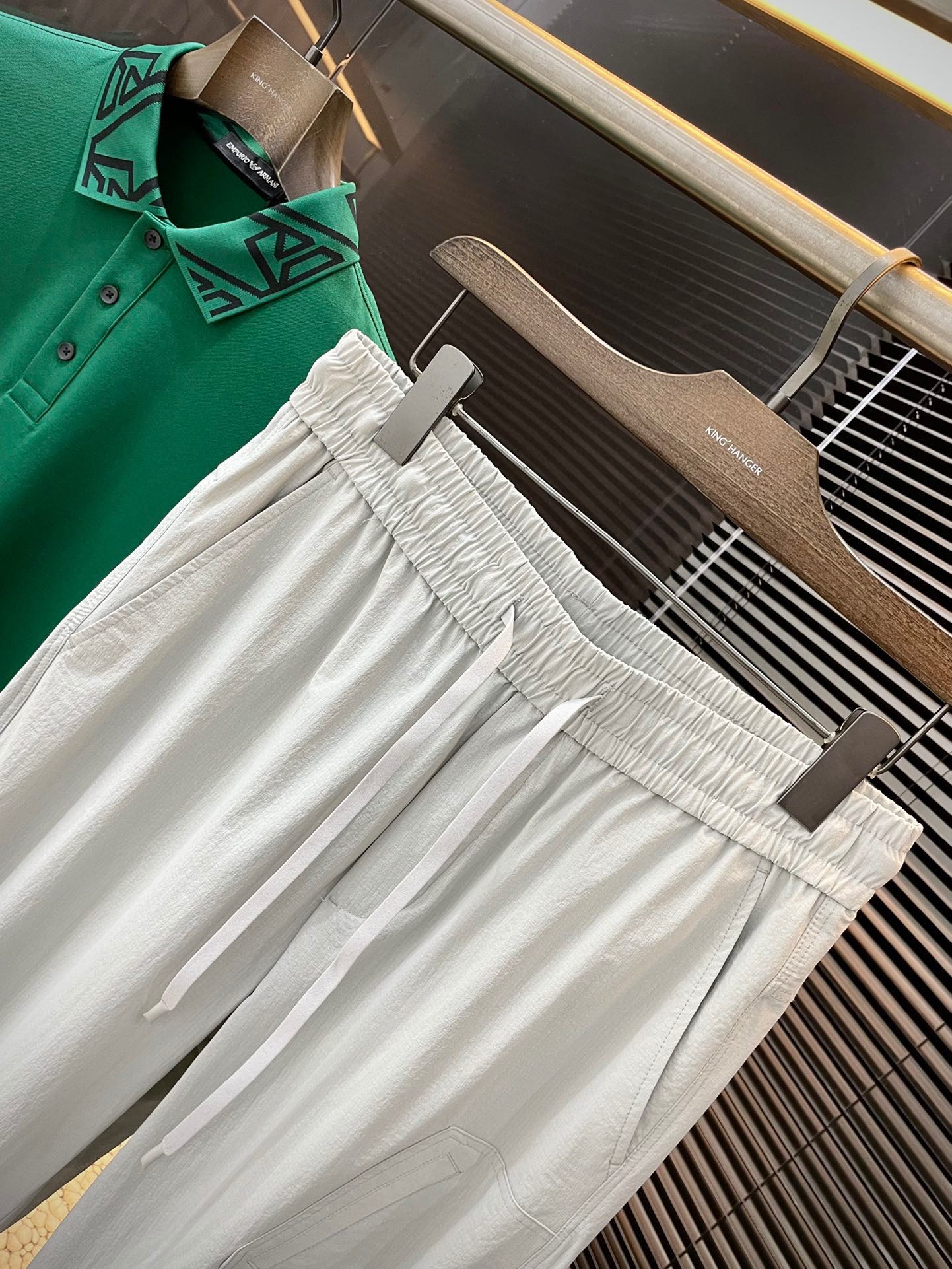 “MM6 Magella Spring 2025: High-End Leisure Pants with Curry Fabric Comfort” - 图片 2