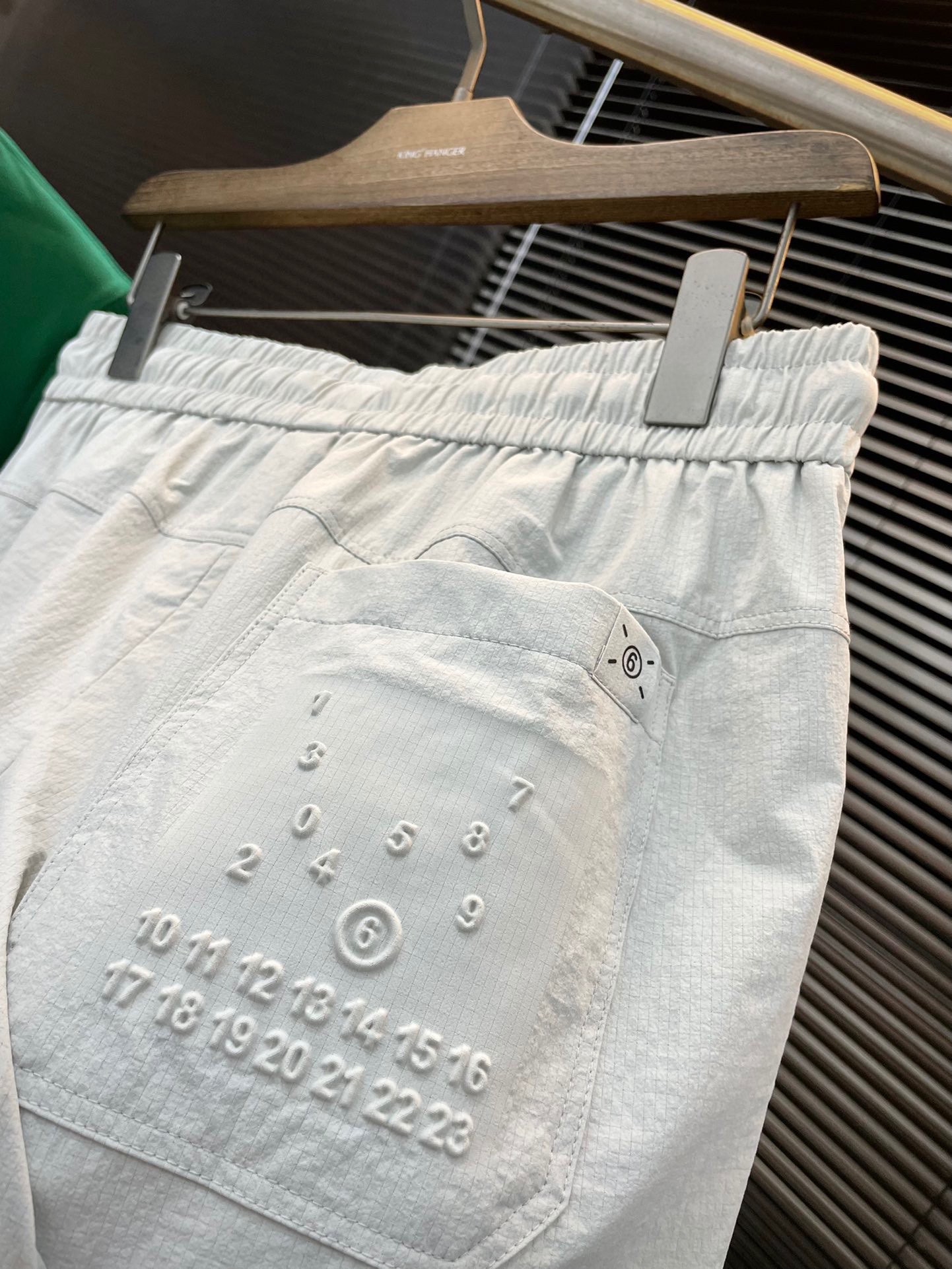 “MM6 Magella Spring 2025: High-End Leisure Pants with Curry Fabric Comfort” - 图片 7
