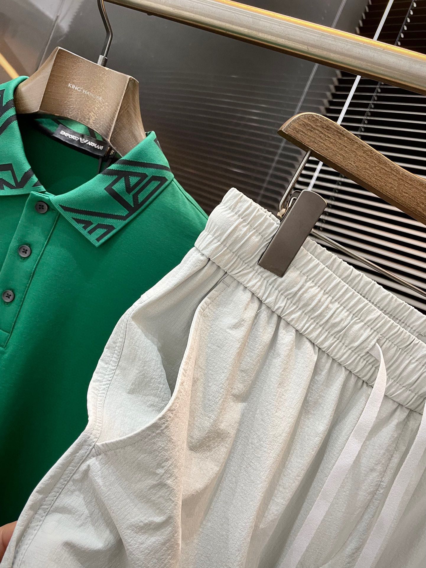 “MM6 Magella Spring 2025: High-End Leisure Pants with Curry Fabric Comfort” - 图片 4