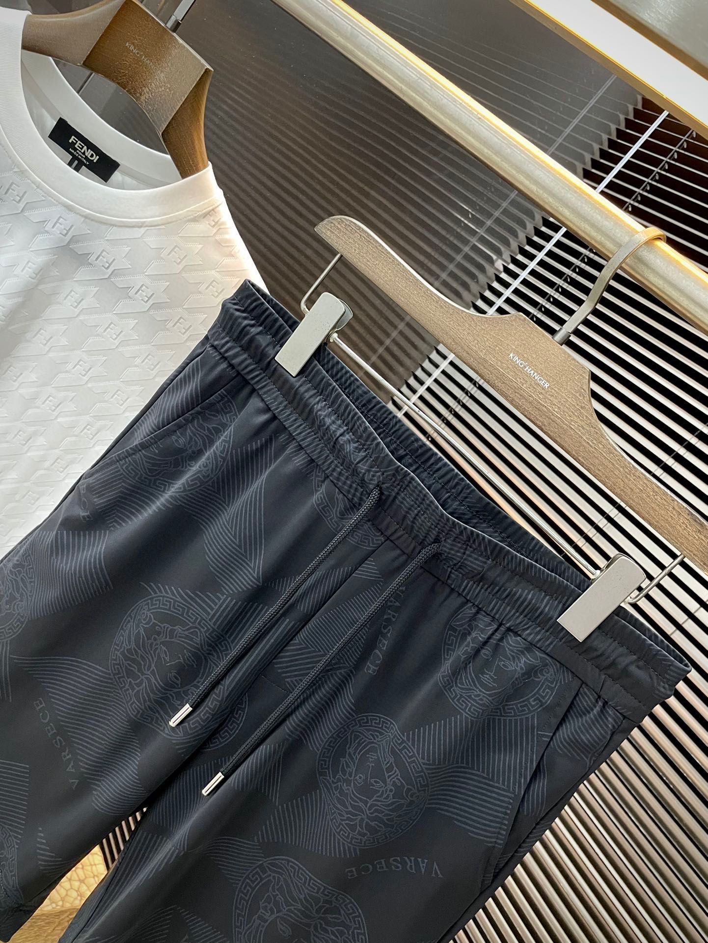 “Versace 2025 Spring/Summer Leisure Shorts: High-End Custom Imported Fabrics, Comfortable and Stylish” - 图片 2