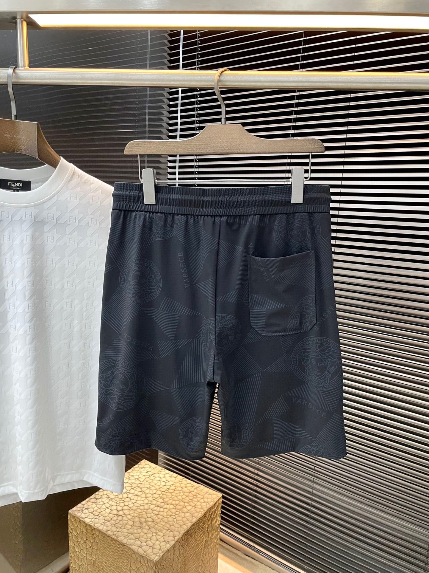“Versace 2025 Spring/Summer Leisure Shorts: High-End Custom Imported Fabrics, Comfortable and Stylish” - 图片 9