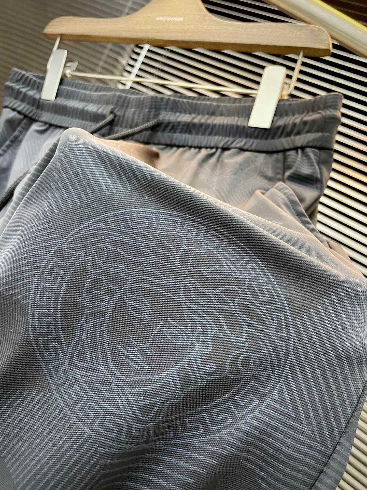 “Versace 2025 Spring/Summer Leisure Shorts: High-End Custom Imported Fabrics, Comfortable and Stylish” - 图片 4