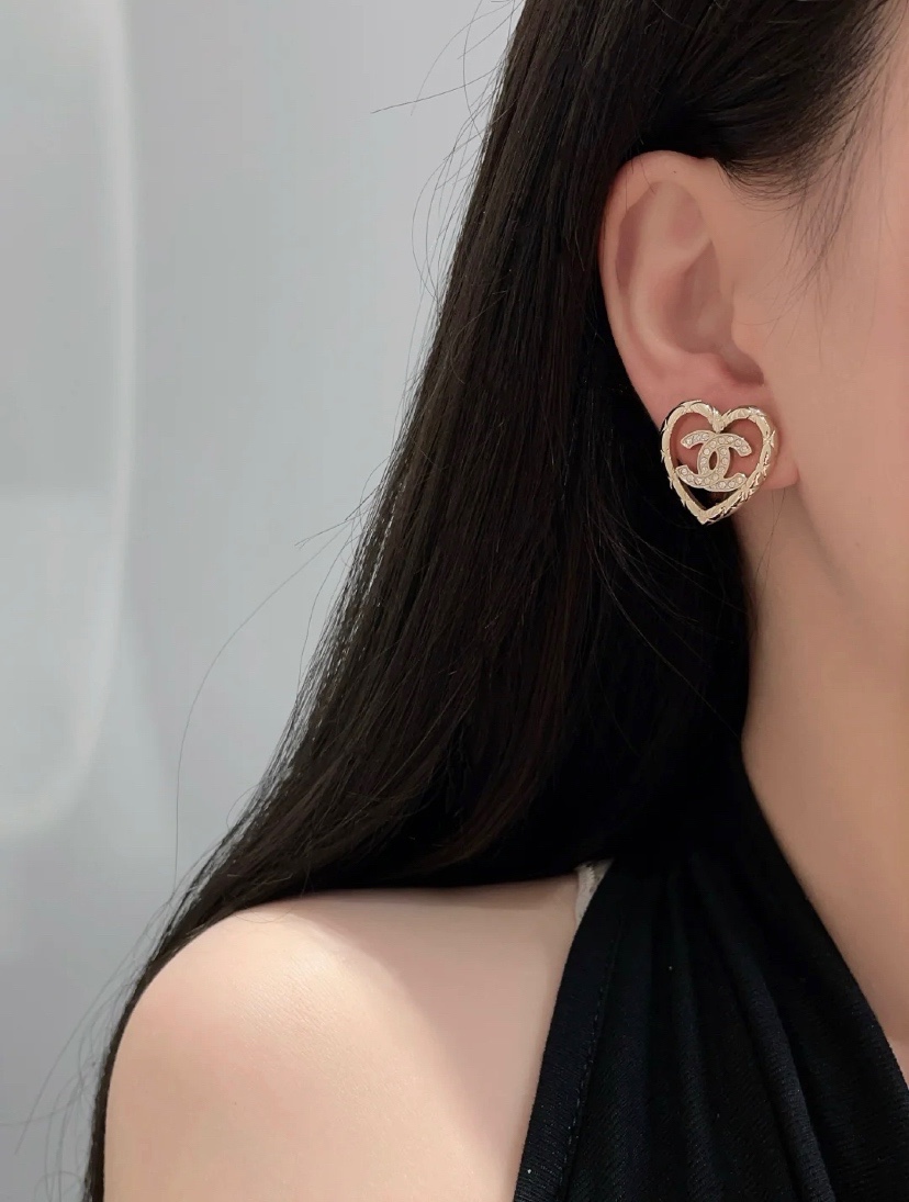 【今日新款】编码E3103   
🛍香奈儿耳钉热销🔥爆上新🆕🆕🆕
😎CHAN 25  镂空爱心菱格纹双c