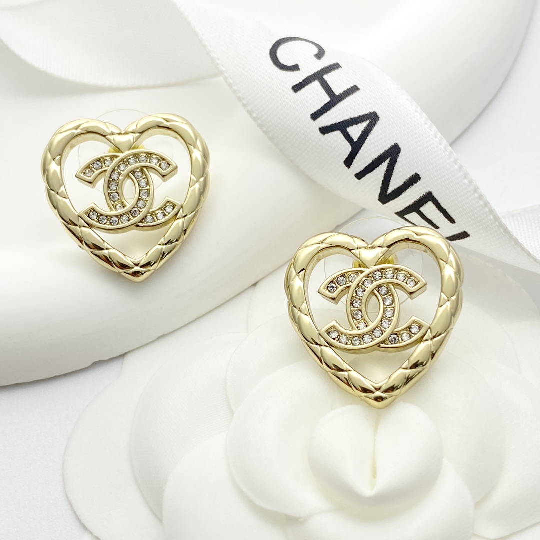 【今日新款】编码E3103   
🛍香奈儿耳钉热销🔥爆上新🆕🆕🆕
😎CHAN 25  镂空爱心菱格纹双c
