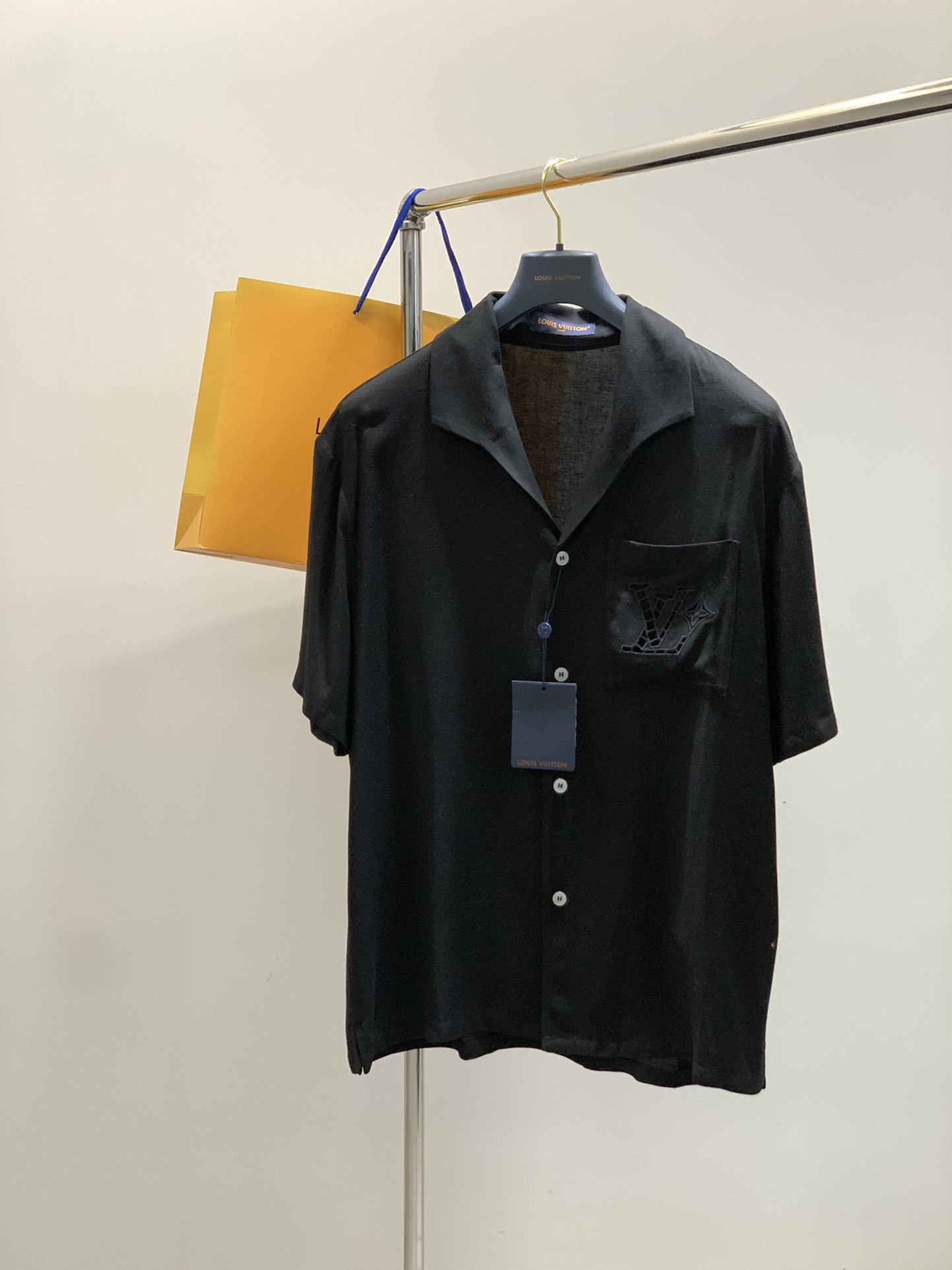 NO:458343,,LouisVuitton, the latest model for summer 2025, available at the counter at the same time, original singles, fashionable and casual short-sleeved shirt, very distinctive on the upper body!  Eye-catching and highlighted, imported original fabric, top-grade embroidery craft letter pattern decorative logo, simple but not lacking in fashion, classic and atmospheric, comfortable and breathable, handsome and stylish on the upper body, 3 colors recommended, S-XL Size SMLXL Sleeve length 7273.57576.5 Bust 116120124126 Shoulder width 5354.55657.5 Hem 116120124128,,louis vuitton,louis vuitton,shirts,T-shirt,alexander wang19860909,LouisVuitton 路易威登,2025夏季最新款,专柜同步有售,原单狠货,时尚休闲短袖衬衫,上身很有特点！吸睛而有亮点,进口原版面料,顶级刺绣工艺字母图案装饰Logo,简单而不失时尚,经典大气,舒适透气,上身帅气有型,3色推荐,码数S-XL 尺码SMLXL 衣长7273.57576.5 胸围116120124126 肩宽5354.55657.5 下摆116120124128,,louis vuitton,louis vuitton,shirts,T-shirt,alexander wang,Men's clothing