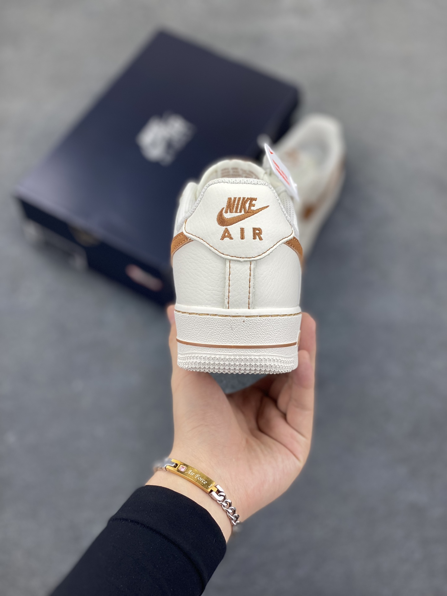 图片[4]-福利特价 Nike Air Force 1 Low 白黄 原楦头原纸板 打造纯正空军版型 专注外贸渠道 全掌内置蜂窝气垫 原盒配件 原厂中底钢印、拉帮完美 货号：HQ2037-101 尺码：36 36.5 37.5 38 38.5 39 40 40.5 41 42 42.5 43 44 44.5 45-选品中心