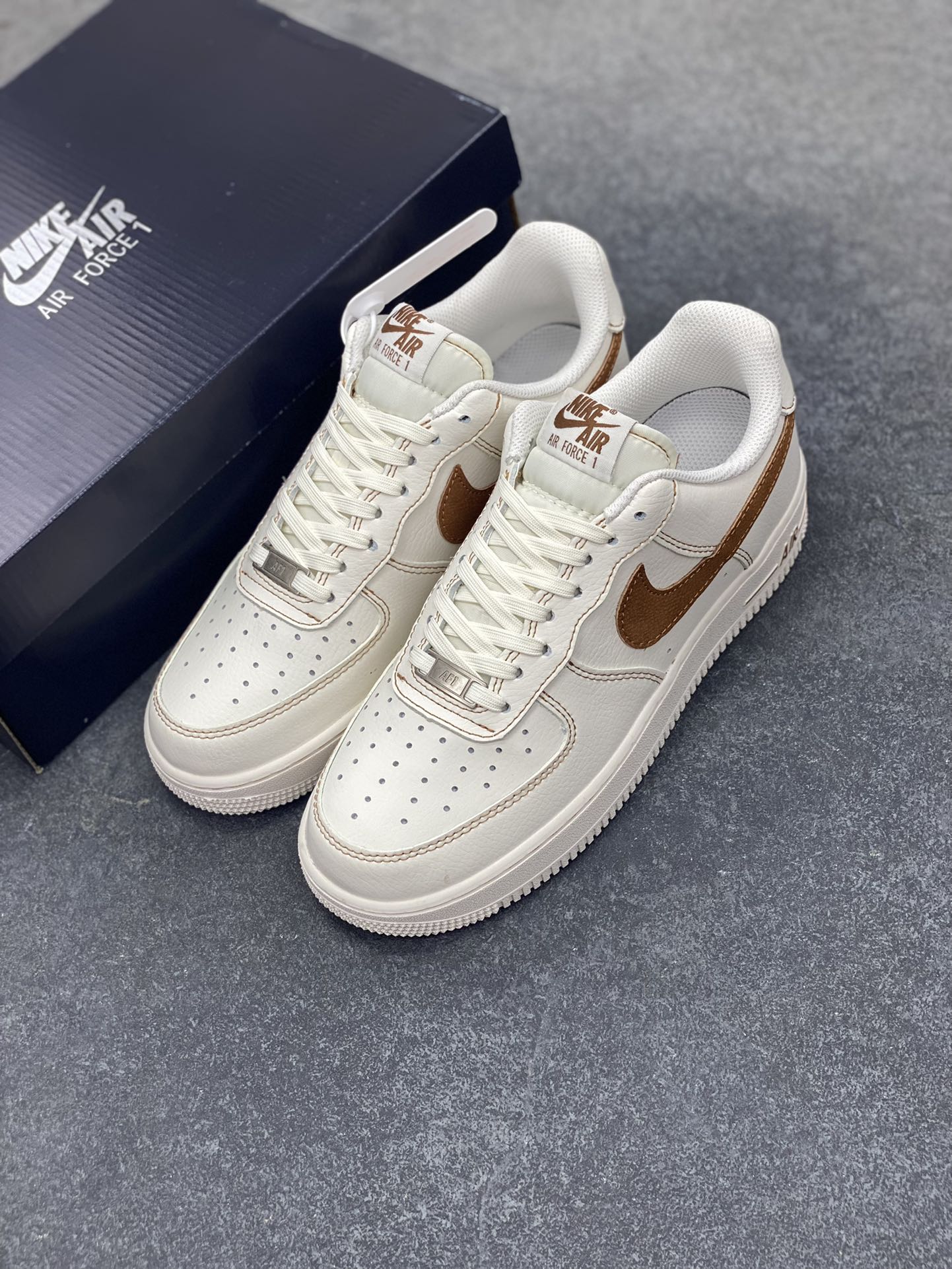 图片[8]-福利特价 Nike Air Force 1 Low 白黄 原楦头原纸板 打造纯正空军版型 专注外贸渠道 全掌内置蜂窝气垫 原盒配件 原厂中底钢印、拉帮完美 货号：HQ2037-101 尺码：36 36.5 37.5 38 38.5 39 40 40.5 41 42 42.5 43 44 44.5 45-选品中心