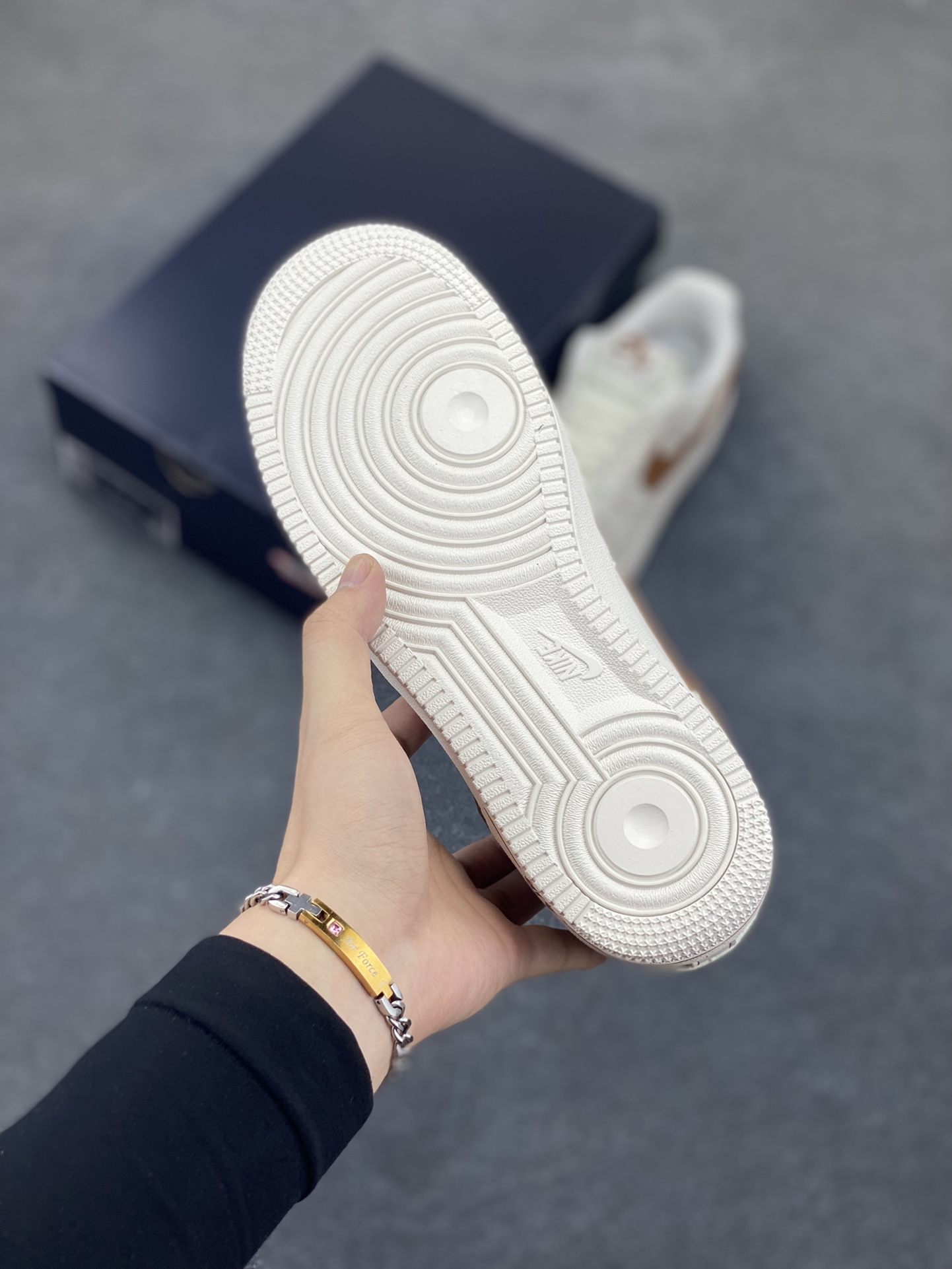 图片[5]-福利特价 Nike Air Force 1 Low 白黄 原楦头原纸板 打造纯正空军版型 专注外贸渠道 全掌内置蜂窝气垫 原盒配件 原厂中底钢印、拉帮完美 货号：HQ2037-101 尺码：36 36.5 37.5 38 38.5 39 40 40.5 41 42 42.5 43 44 44.5 45-选品中心