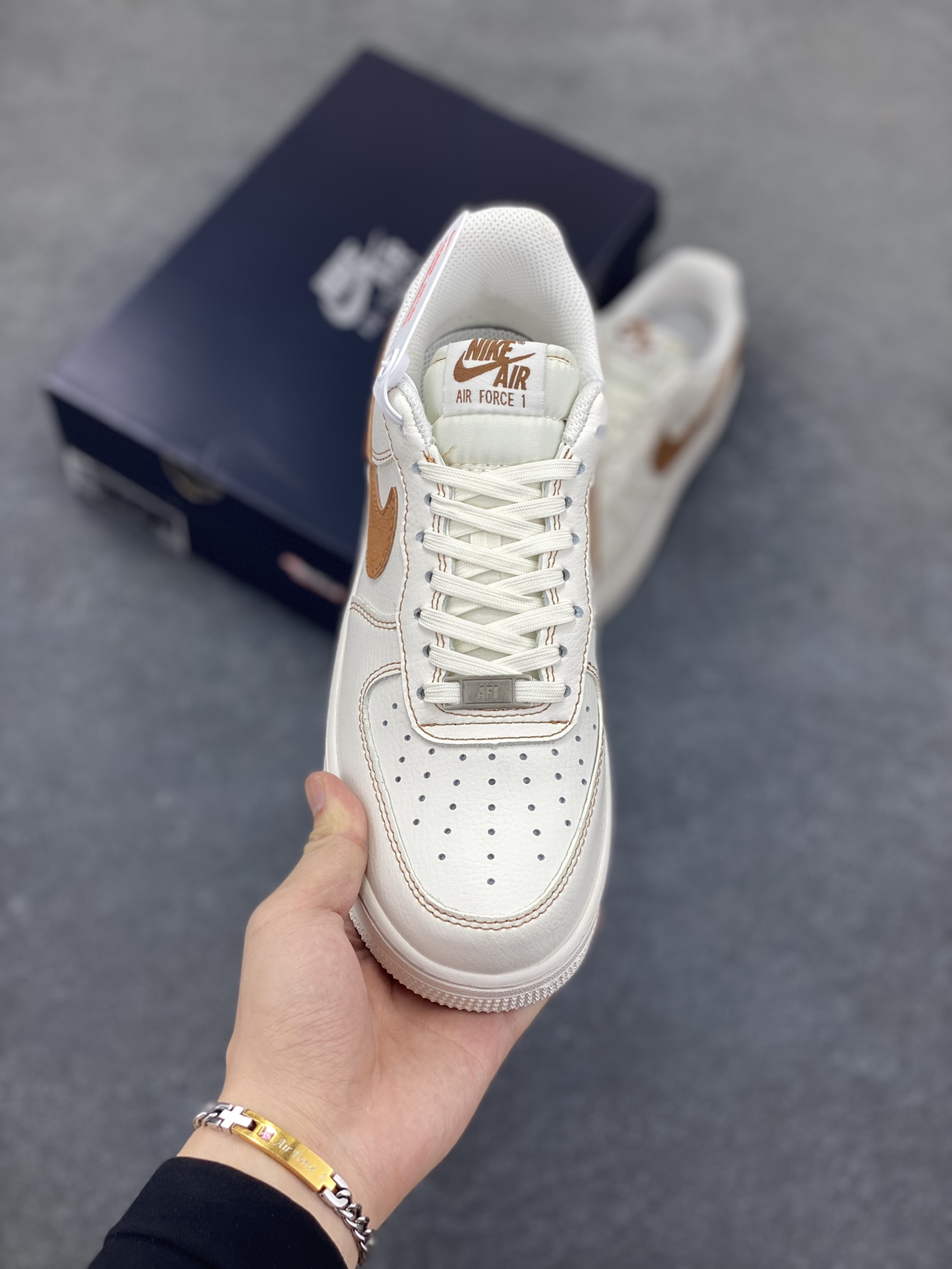 图片[2]-福利特价 Nike Air Force 1 Low 白黄 原楦头原纸板 打造纯正空军版型 专注外贸渠道 全掌内置蜂窝气垫 原盒配件 原厂中底钢印、拉帮完美 货号：HQ2037-101 尺码：36 36.5 37.5 38 38.5 39 40 40.5 41 42 42.5 43 44 44.5 45-选品中心