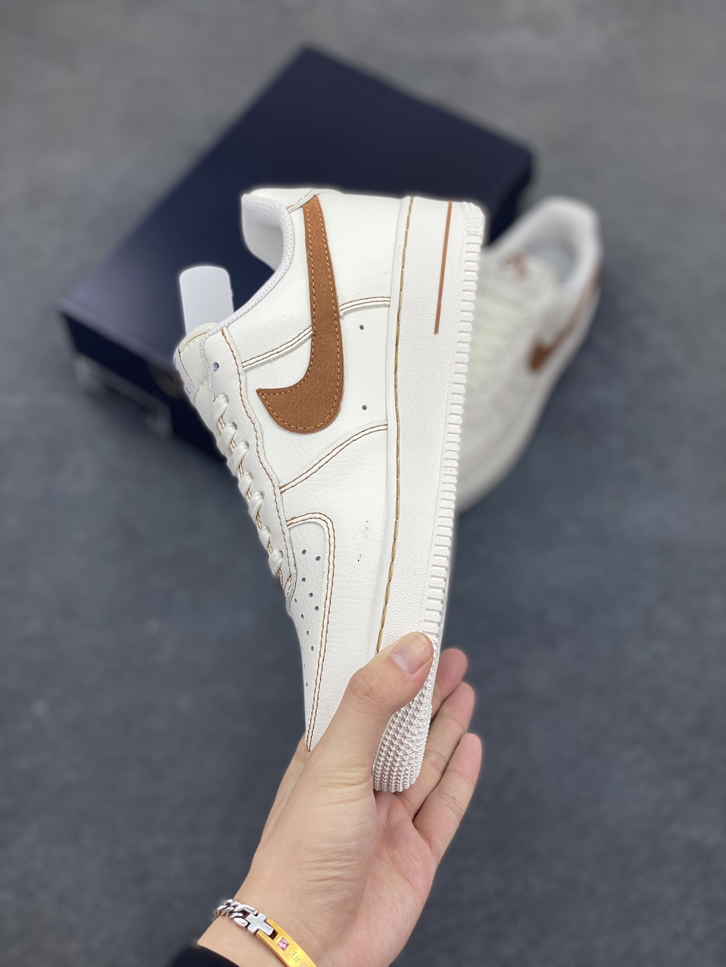 图片[3]-福利特价 Nike Air Force 1 Low 白黄 原楦头原纸板 打造纯正空军版型 专注外贸渠道 全掌内置蜂窝气垫 原盒配件 原厂中底钢印、拉帮完美 货号：HQ2037-101 尺码：36 36.5 37.5 38 38.5 39 40 40.5 41 42 42.5 43 44 44.5 45-选品中心
