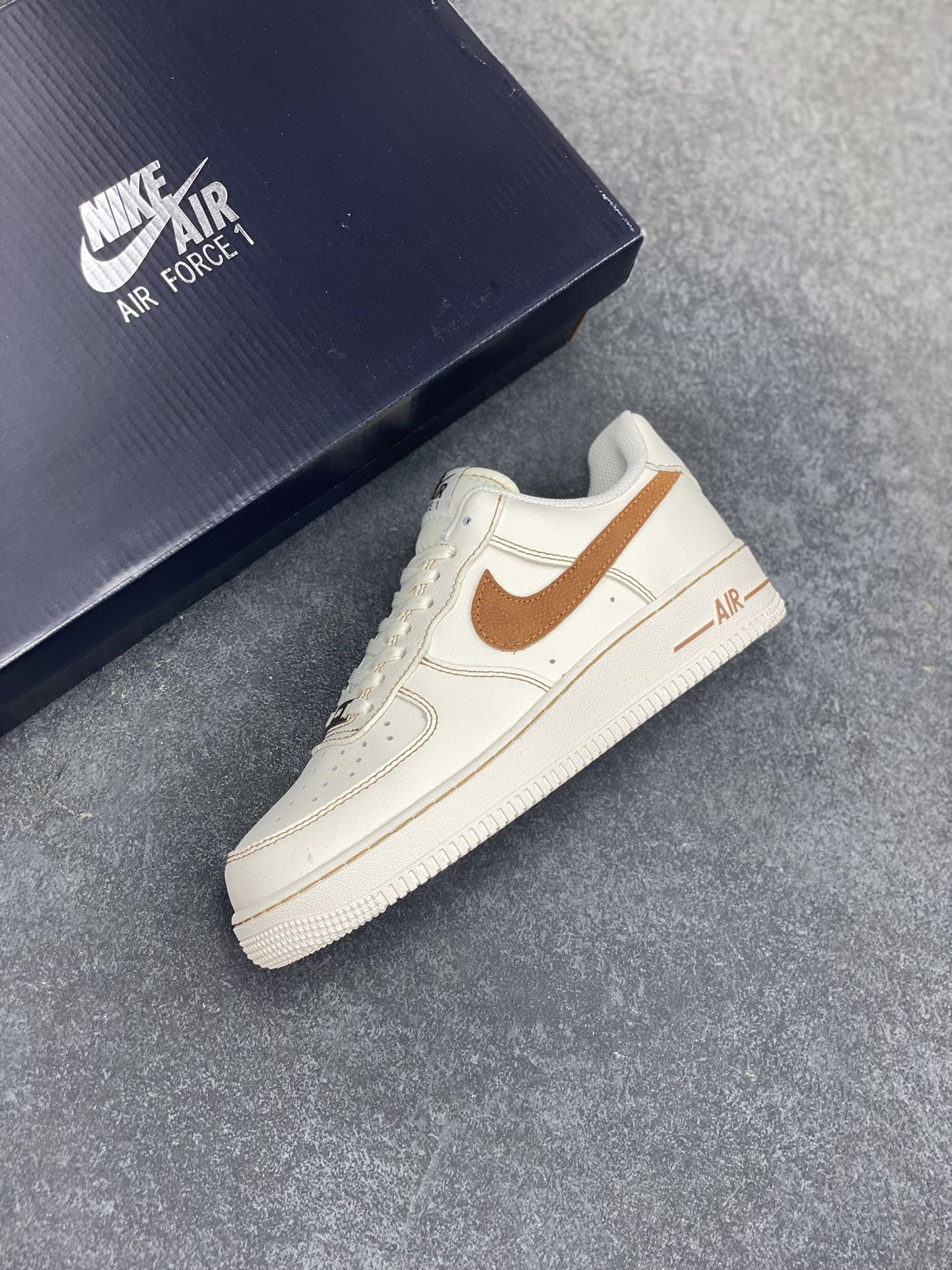 图片[7]-福利特价 Nike Air Force 1 Low 白黄 原楦头原纸板 打造纯正空军版型 专注外贸渠道 全掌内置蜂窝气垫 原盒配件 原厂中底钢印、拉帮完美 货号：HQ2037-101 尺码：36 36.5 37.5 38 38.5 39 40 40.5 41 42 42.5 43 44 44.5 45-选品中心