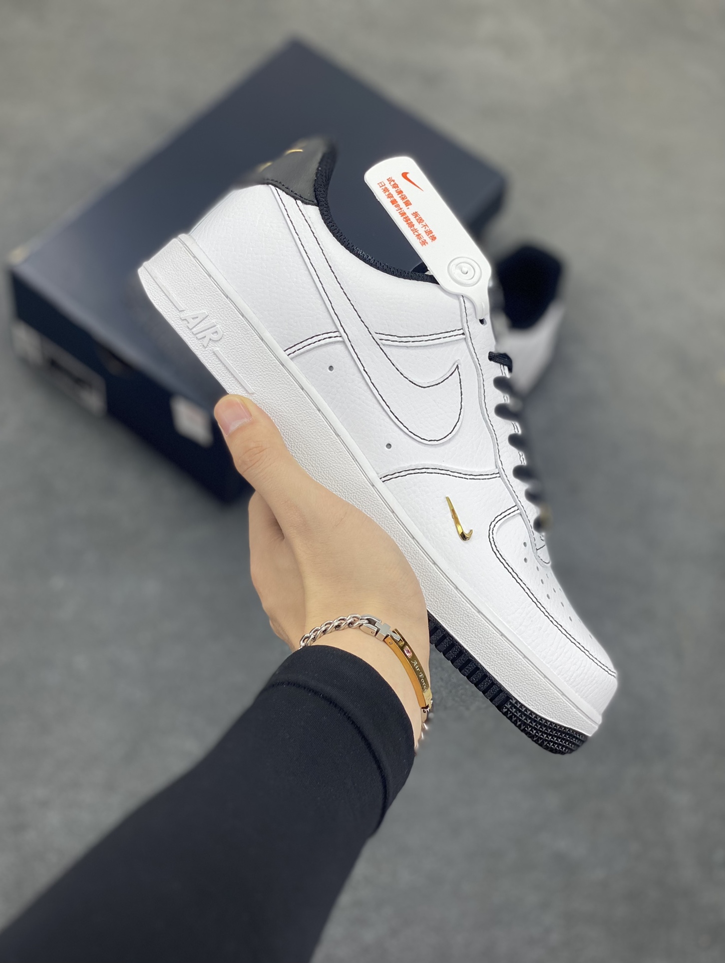 Nike Air Force 1 Low 白黑线小金勾 空军一号低帮运动休闲板鞋 原楦头原纸板 打造纯正空军版型#专注外贸渠道 全掌内置蜂窝气垫 #原盒配件 原厂中底钢印、拉帮完美 货号：IB6543-101 尺码：36 36.5 37.5 38 38.5 39 40 40.5 41 42 42.5 43 44 44.5 45-选品中心