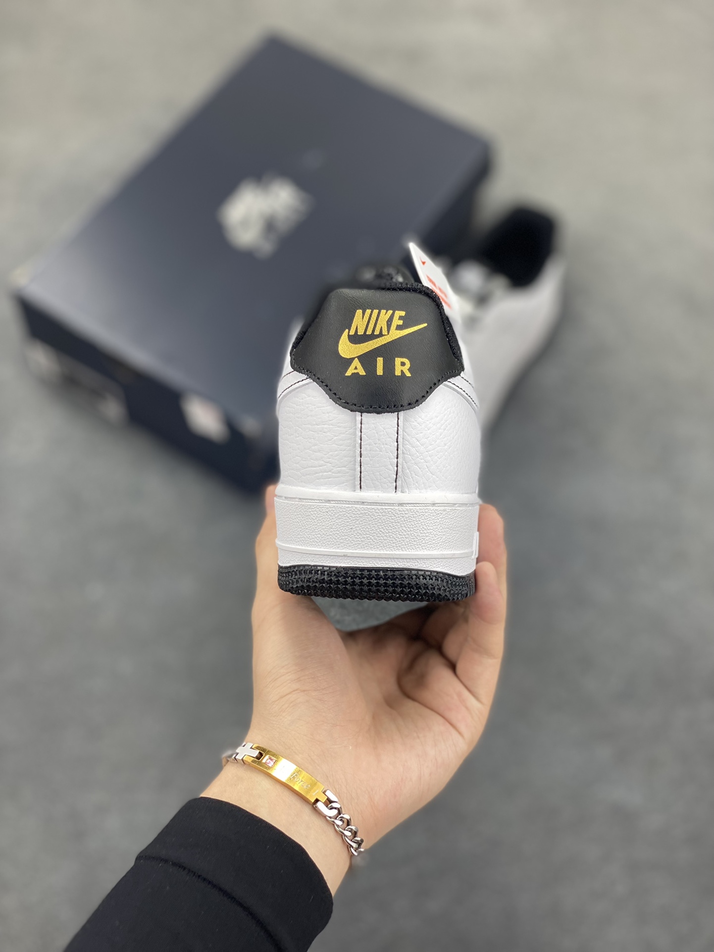 图片[4]-Nike Air Force 1 Low 白黑线小金勾 空军一号低帮运动休闲板鞋 原楦头原纸板 打造纯正空军版型#专注外贸渠道 全掌内置蜂窝气垫 #原盒配件 原厂中底钢印、拉帮完美 货号：IB6543-101 尺码：36 36.5 37.5 38 38.5 39 40 40.5 41 42 42.5 43 44 44.5 45-选品中心