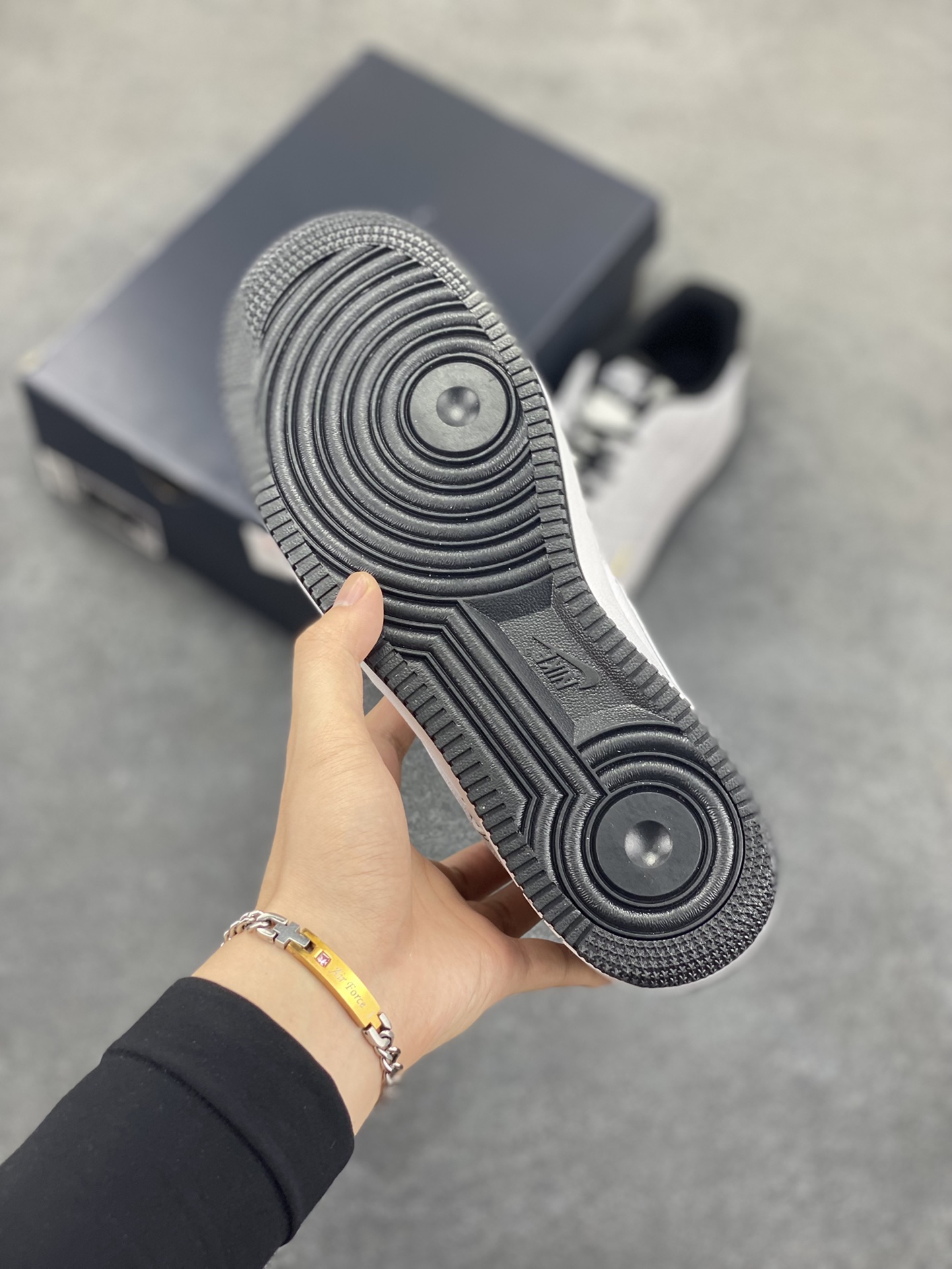 图片[5]-Nike Air Force 1 Low 白黑线小金勾 空军一号低帮运动休闲板鞋 原楦头原纸板 打造纯正空军版型#专注外贸渠道 全掌内置蜂窝气垫 #原盒配件 原厂中底钢印、拉帮完美 货号：IB6543-101 尺码：36 36.5 37.5 38 38.5 39 40 40.5 41 42 42.5 43 44 44.5 45-选品中心