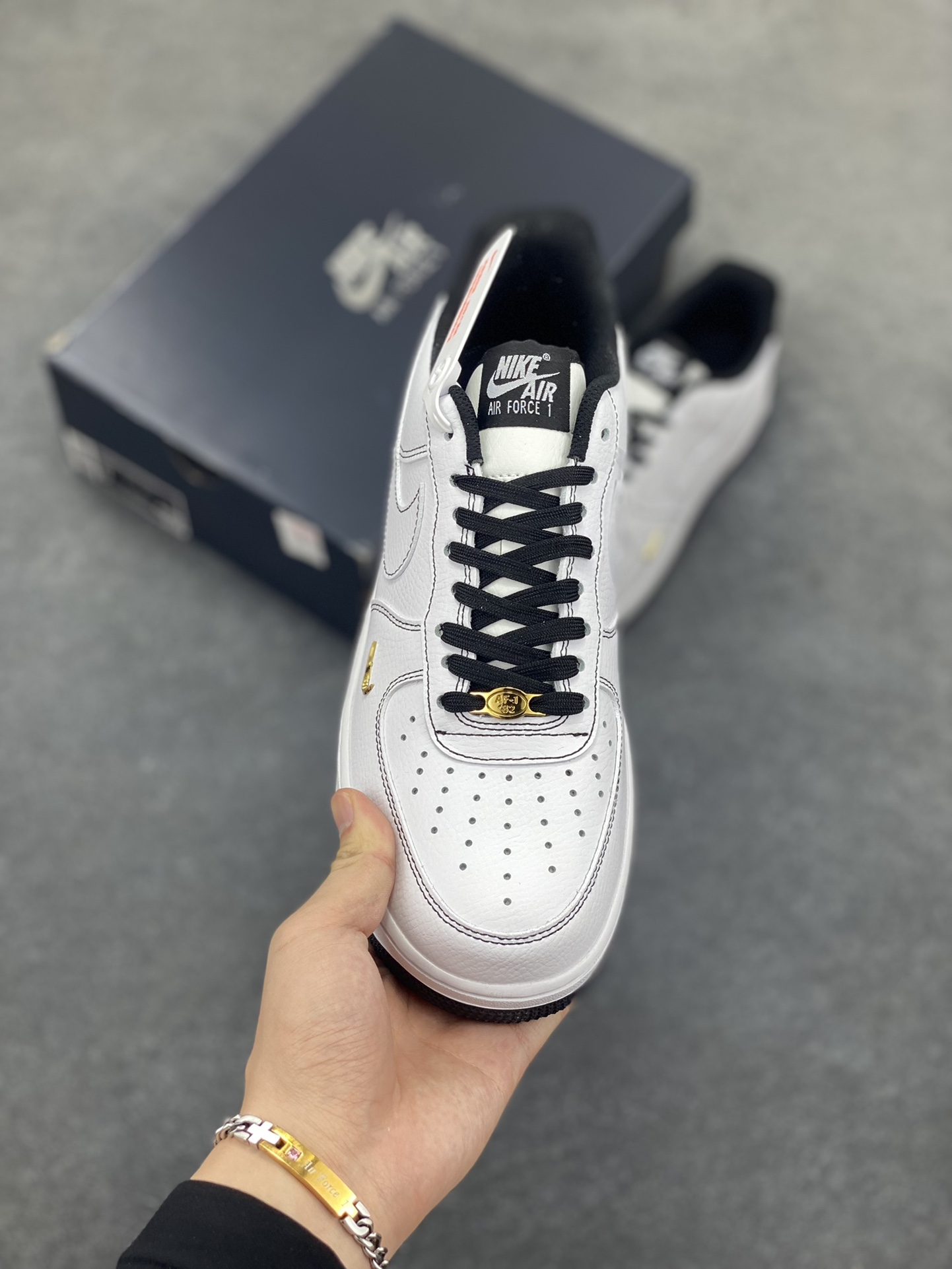 图片[2]-Nike Air Force 1 Low 白黑线小金勾 空军一号低帮运动休闲板鞋 原楦头原纸板 打造纯正空军版型#专注外贸渠道 全掌内置蜂窝气垫 #原盒配件 原厂中底钢印、拉帮完美 货号：IB6543-101 尺码：36 36.5 37.5 38 38.5 39 40 40.5 41 42 42.5 43 44 44.5 45-选品中心