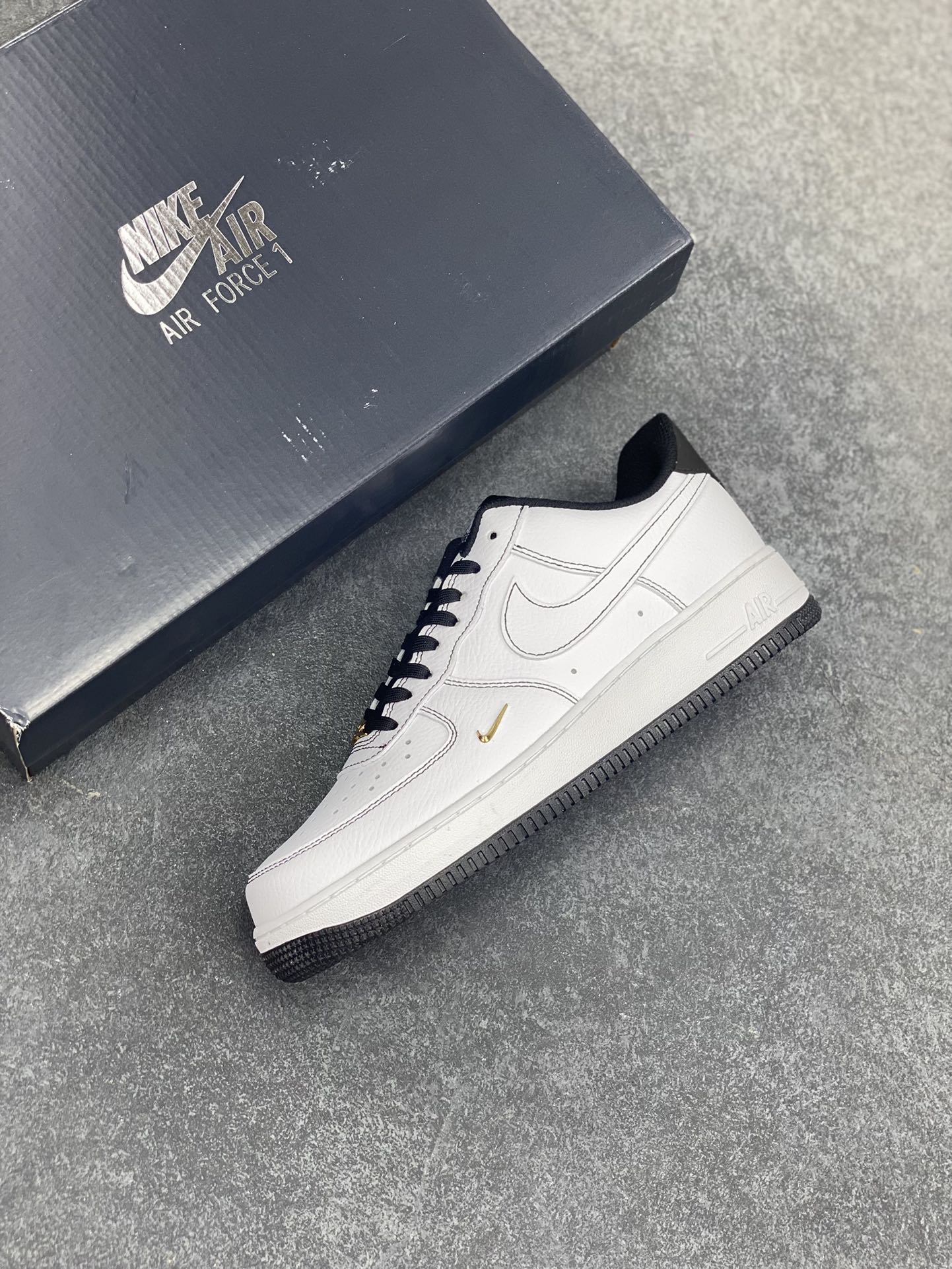 图片[7]-Nike Air Force 1 Low 白黑线小金勾 空军一号低帮运动休闲板鞋 原楦头原纸板 打造纯正空军版型#专注外贸渠道 全掌内置蜂窝气垫 #原盒配件 原厂中底钢印、拉帮完美 货号：IB6543-101 尺码：36 36.5 37.5 38 38.5 39 40 40.5 41 42 42.5 43 44 44.5 45-选品中心