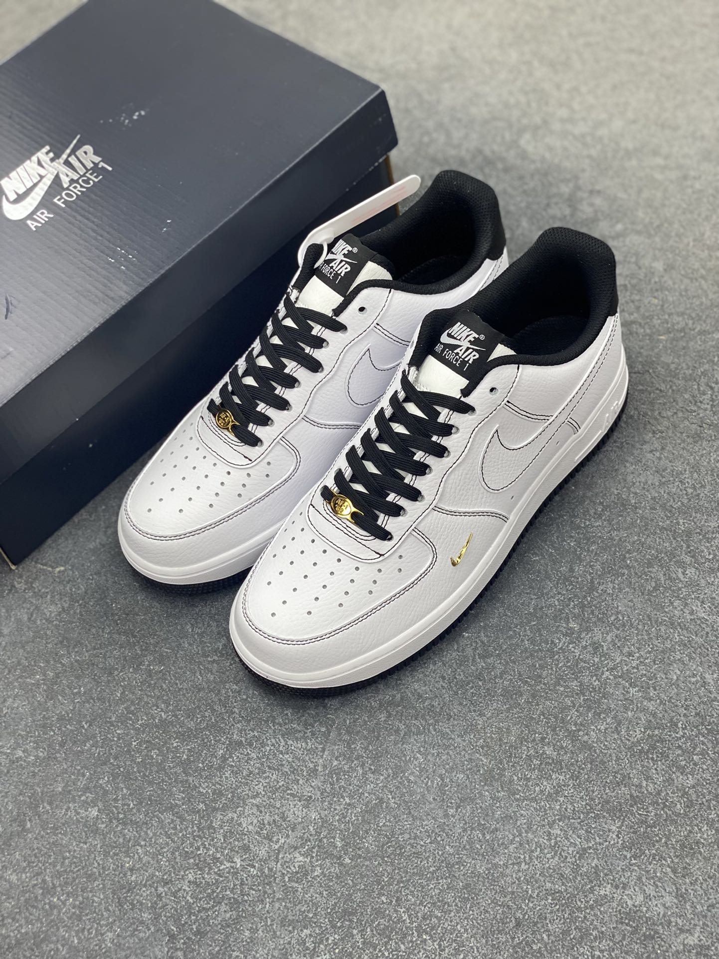 图片[8]-Nike Air Force 1 Low 白黑线小金勾 空军一号低帮运动休闲板鞋 原楦头原纸板 打造纯正空军版型#专注外贸渠道 全掌内置蜂窝气垫 #原盒配件 原厂中底钢印、拉帮完美 货号：IB6543-101 尺码：36 36.5 37.5 38 38.5 39 40 40.5 41 42 42.5 43 44 44.5 45-选品中心